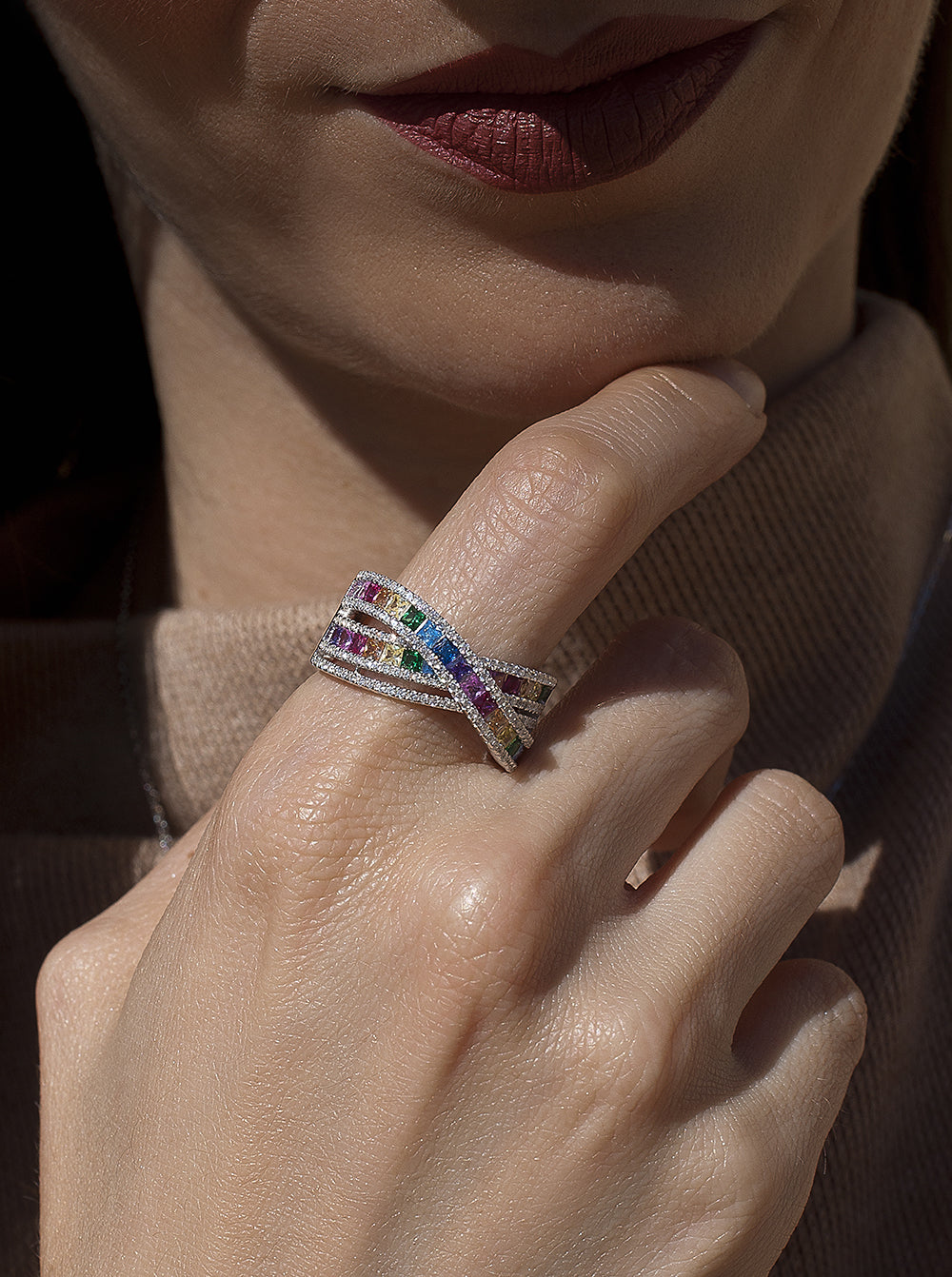 Anillo con piedras diseño raíles cruzados multicolor