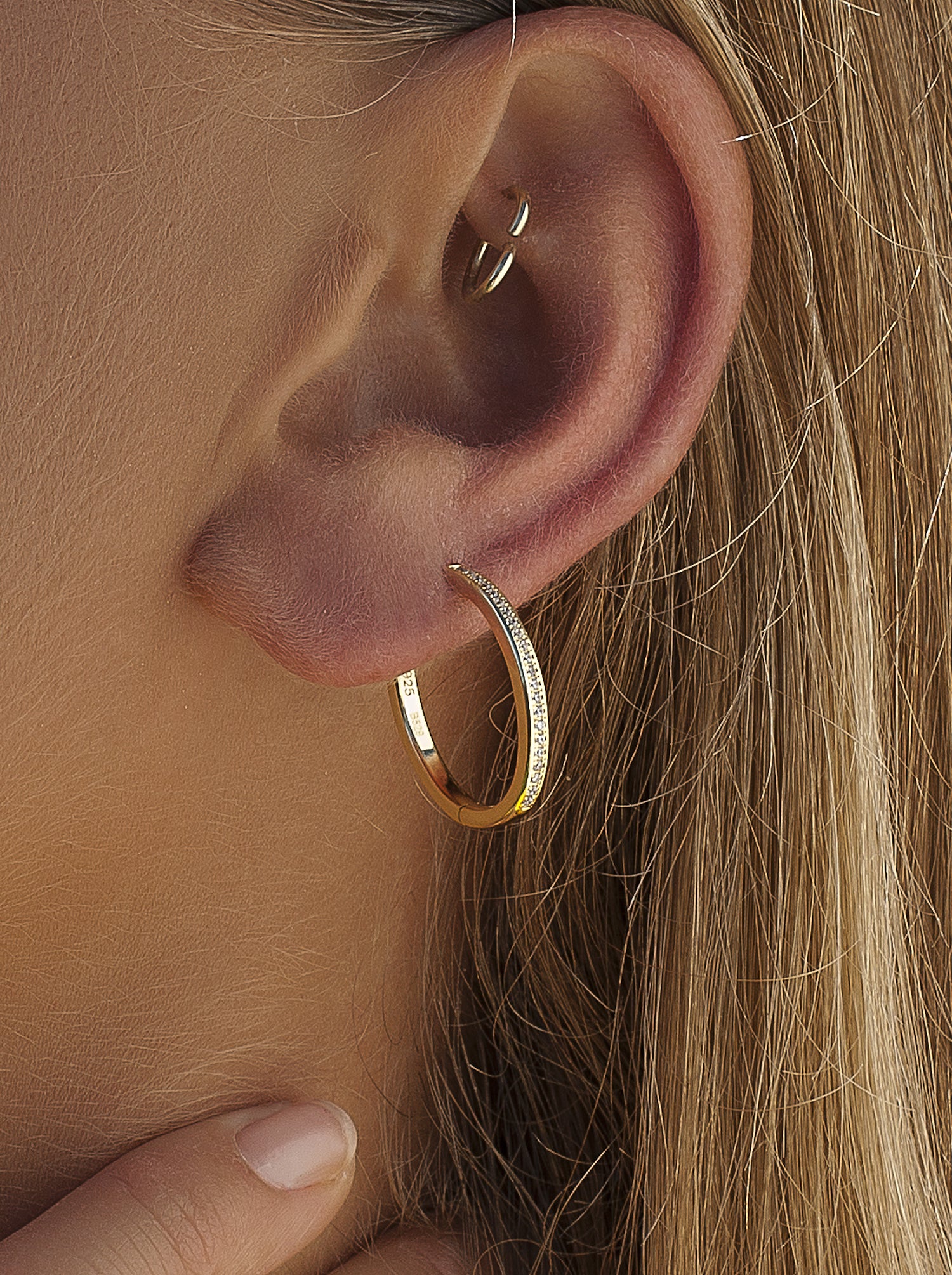 Pendientes aro de plata bañada diseño con circonitas