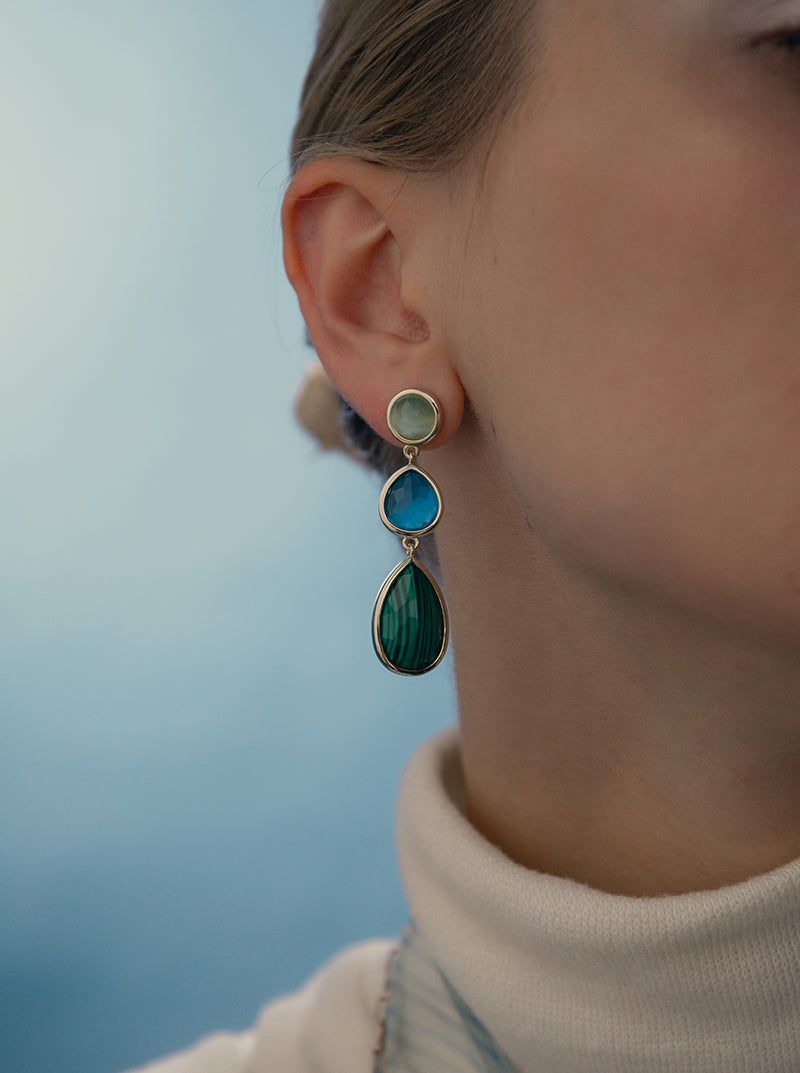 Boucles d'oreilles longues en argent, en forme de larme, ornées de malachite et de pierres naturelles.