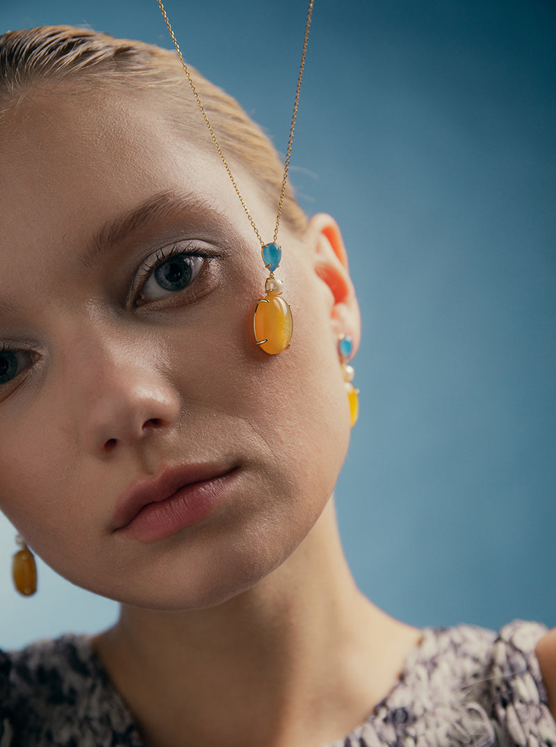 Necklaces with natural stones in citrine tones