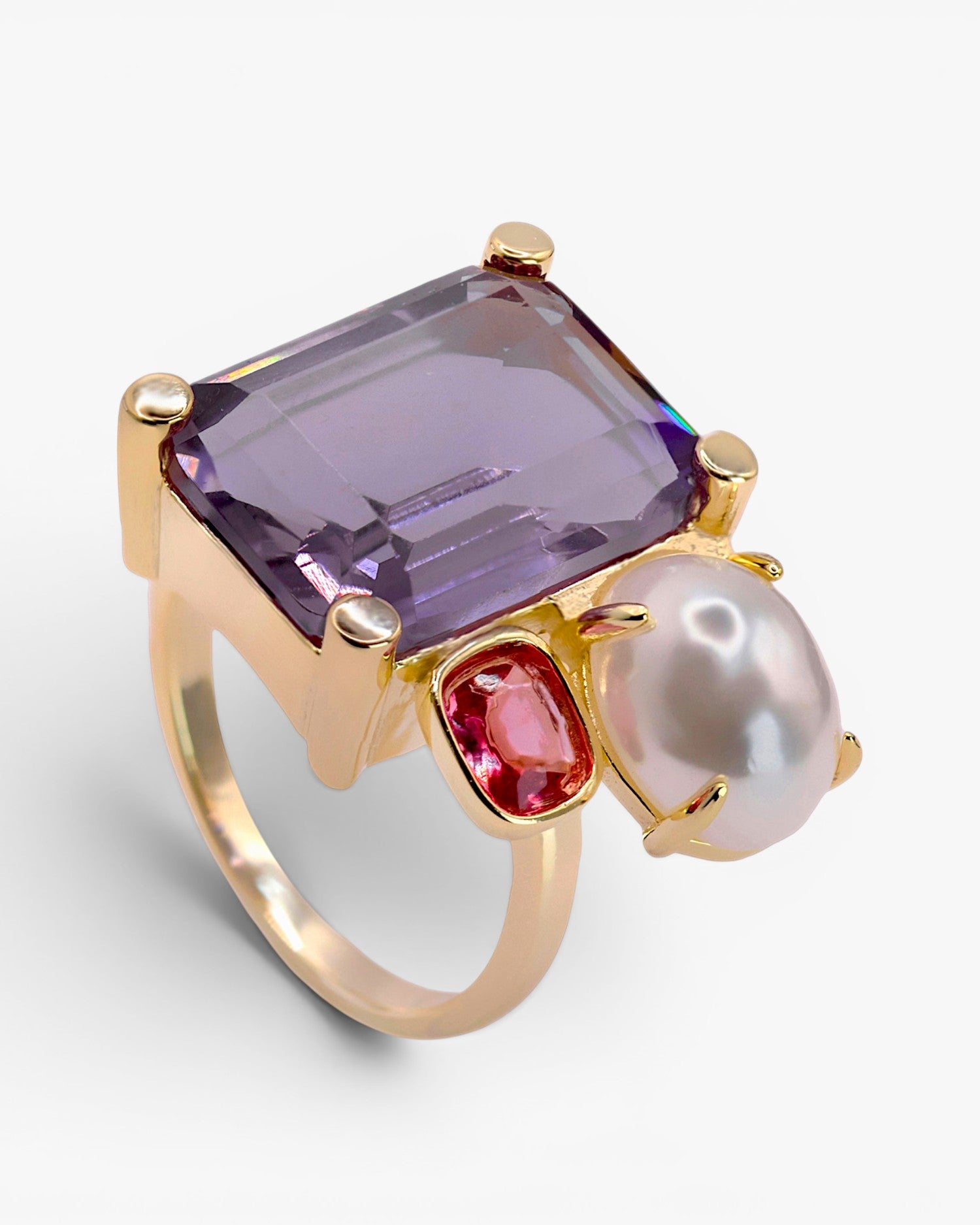 Bagues ornées de pierres aux motifs géométriques dans des tons de violet