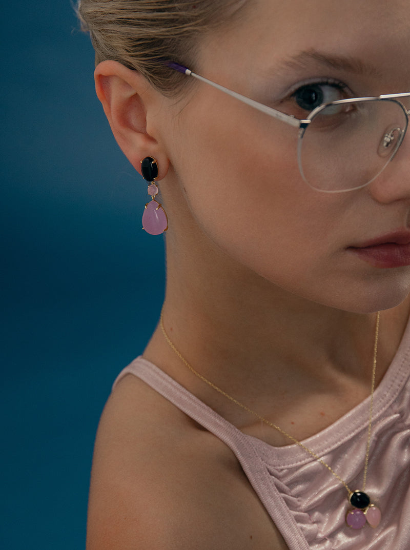 Longues boucles d'oreilles en pierre naturelle dans des tons de violet