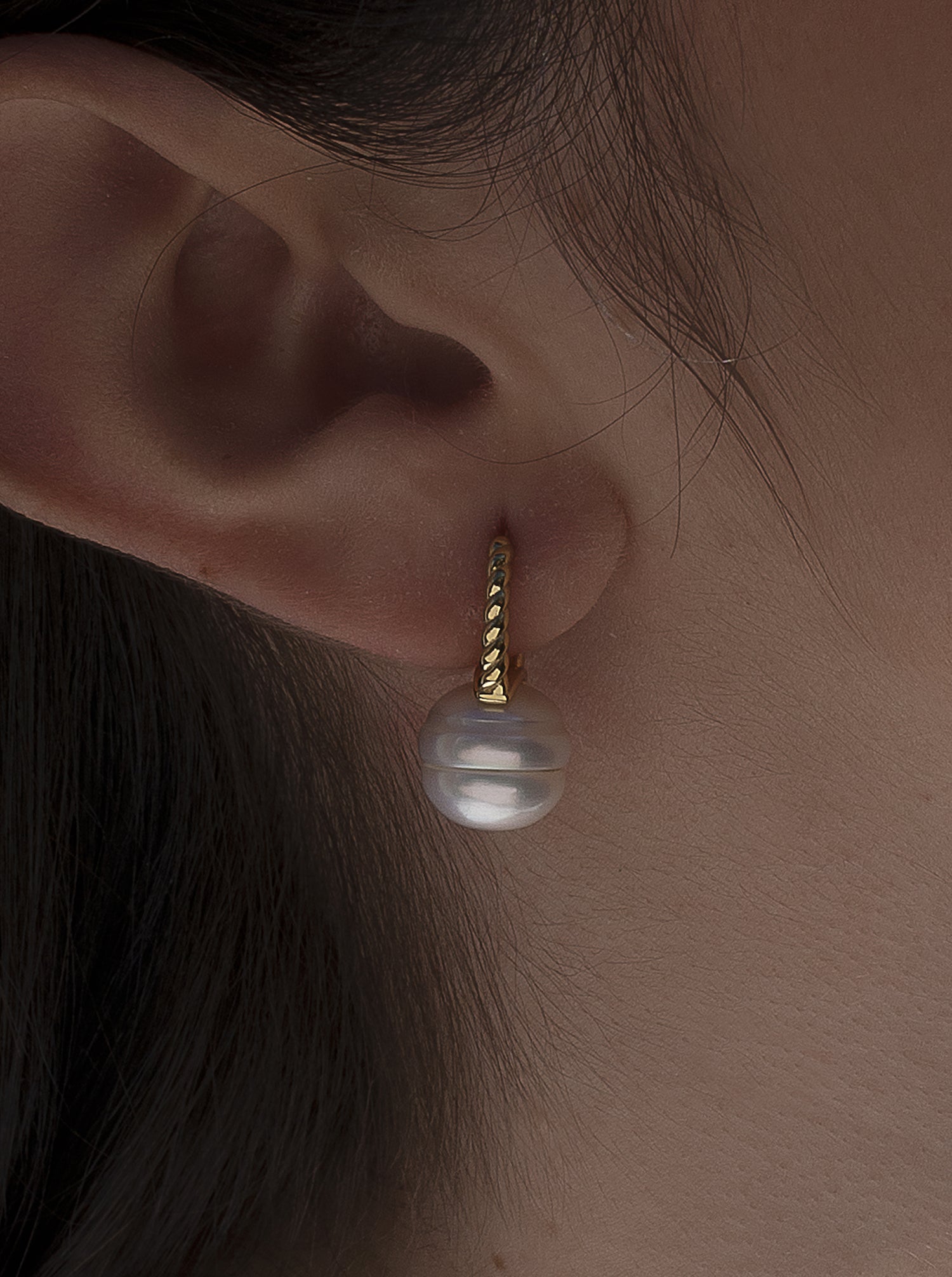 Boucles d'oreilles en perles 'argent plaquées or design chevrons avec perle baroque