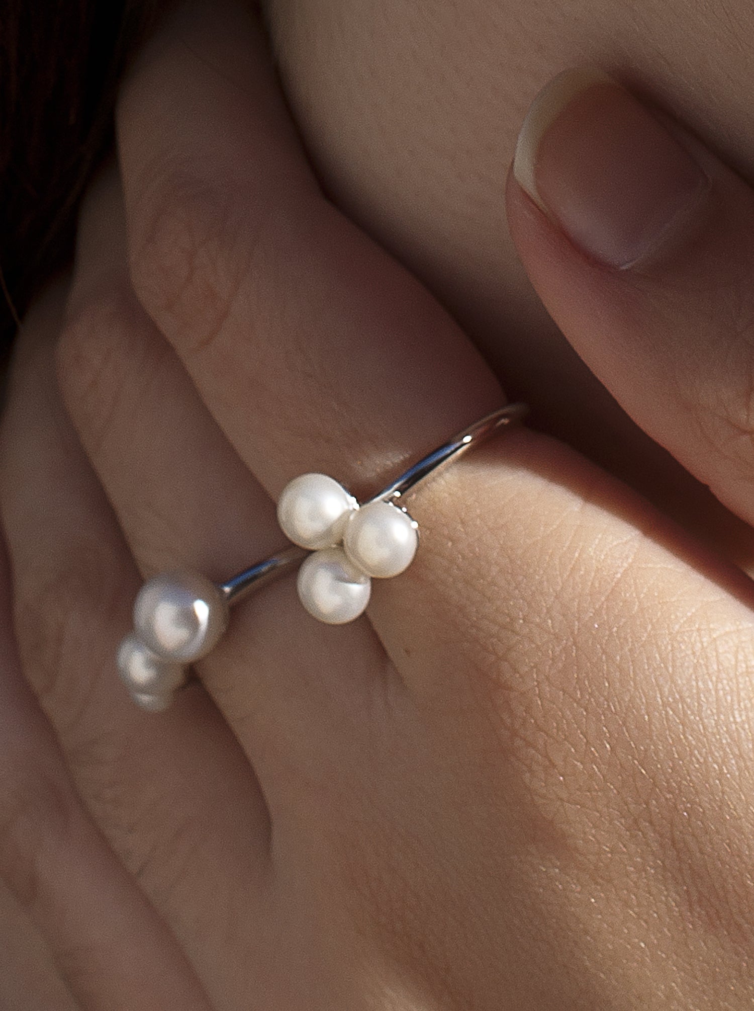 Anillos con perlas de plata diseño clásico con tres perlas
