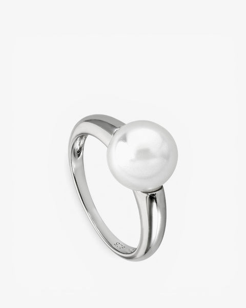 Classic style silver pearl rings with a central pearl