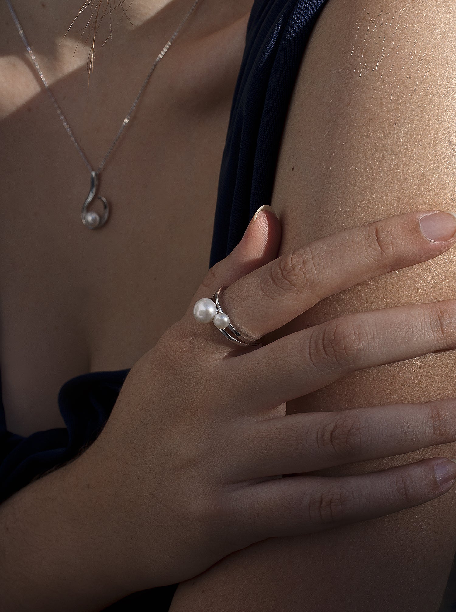 Silver pearl rings with double rail and double pearl
