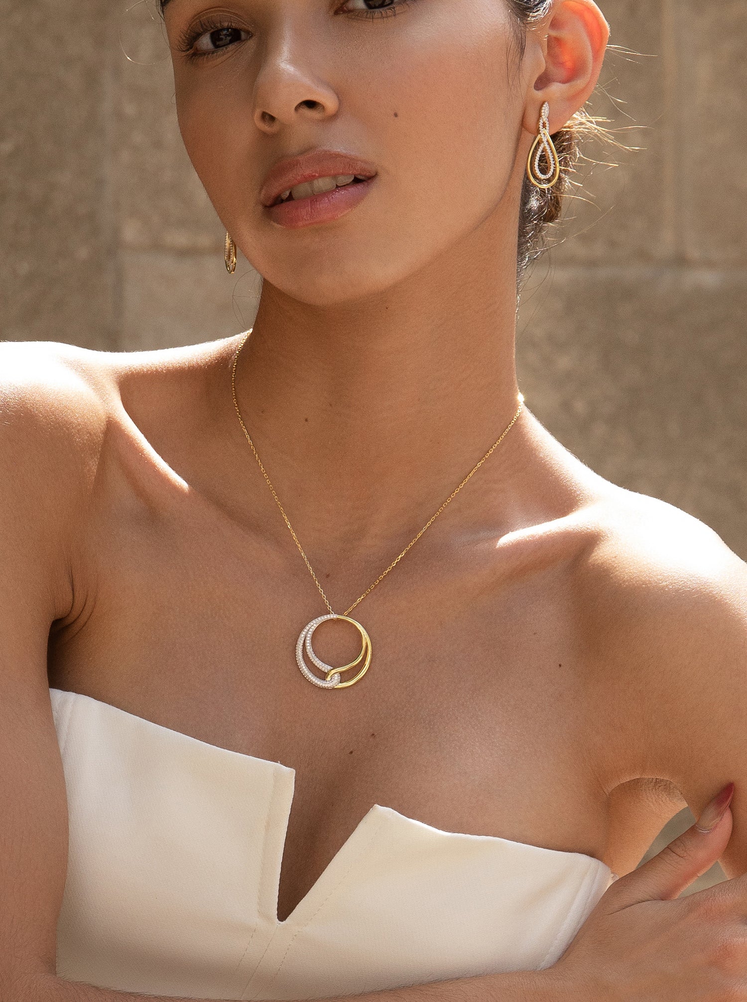 Pendientes bicolor de plata diseño lágrima con circonitas