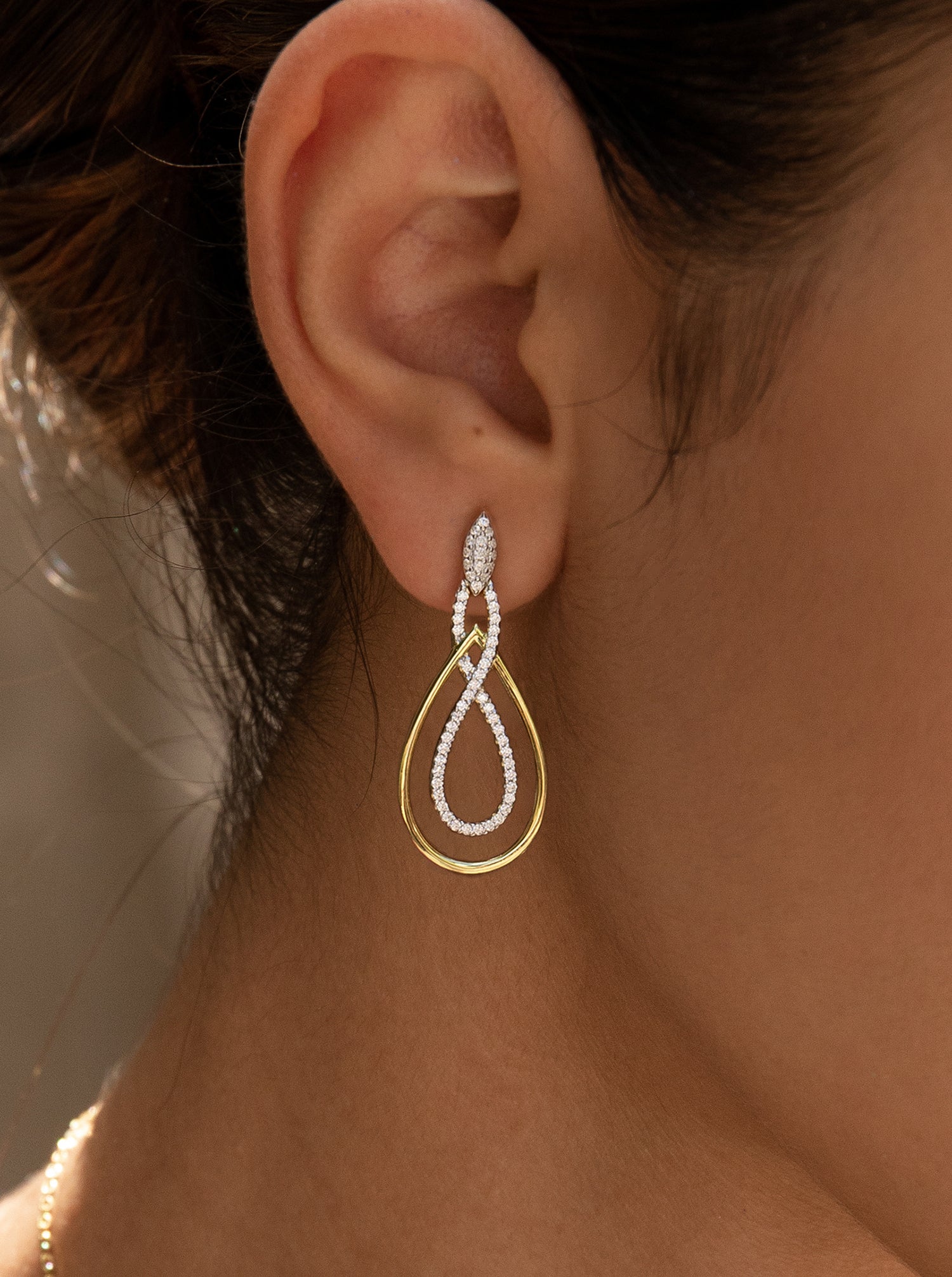 Pendientes bicolor de plata diseño lágrima con circonitas