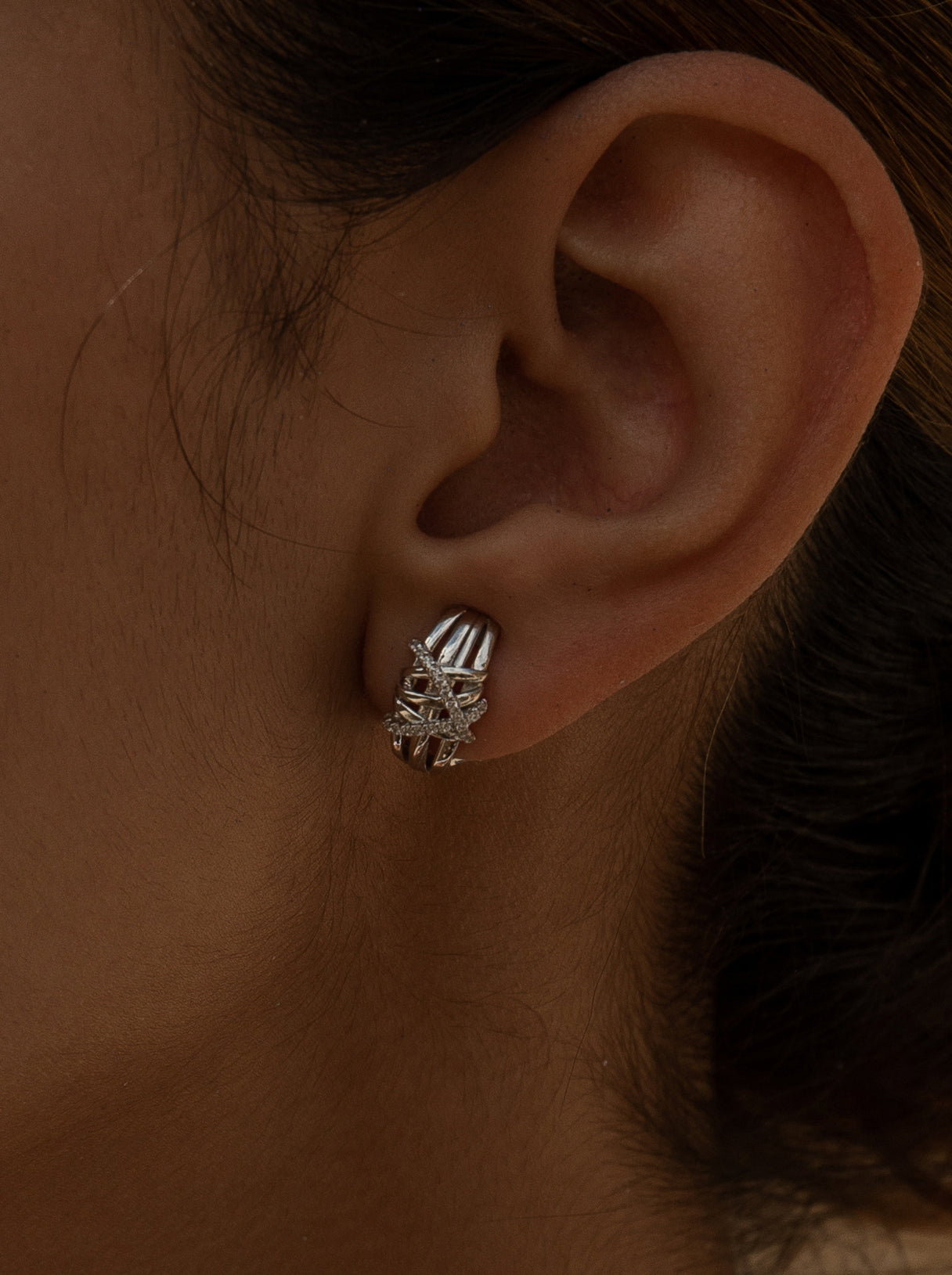 Boucles d'oreilles fermeture omega détail entrelacé de zircons