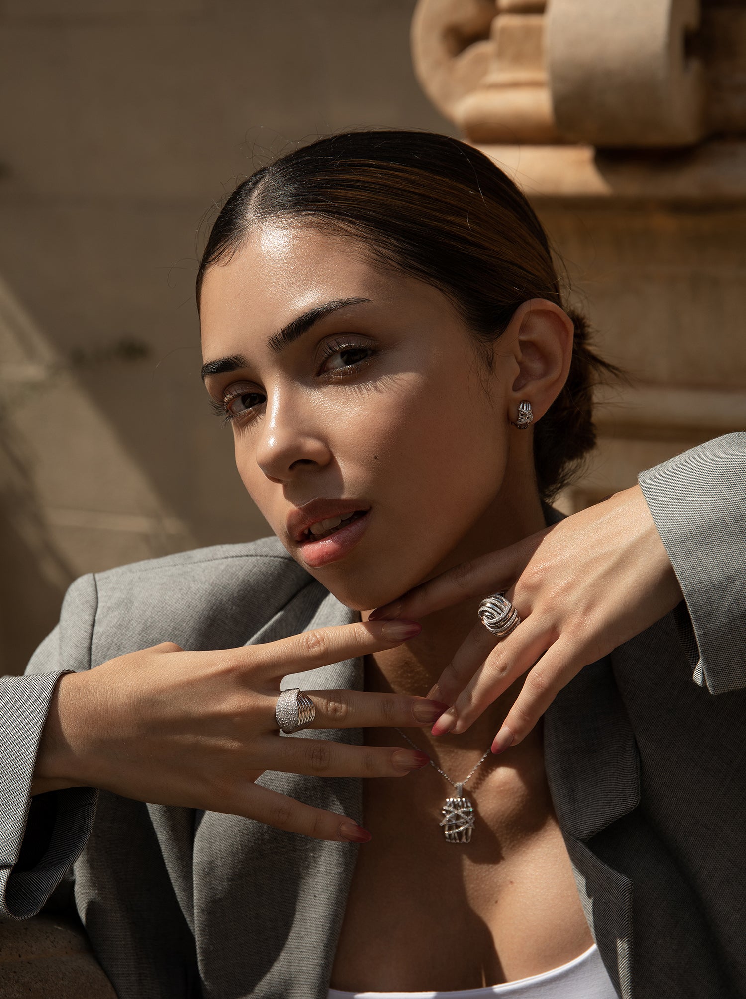 Anillos anchos diseño raíles cruzados con circonitas