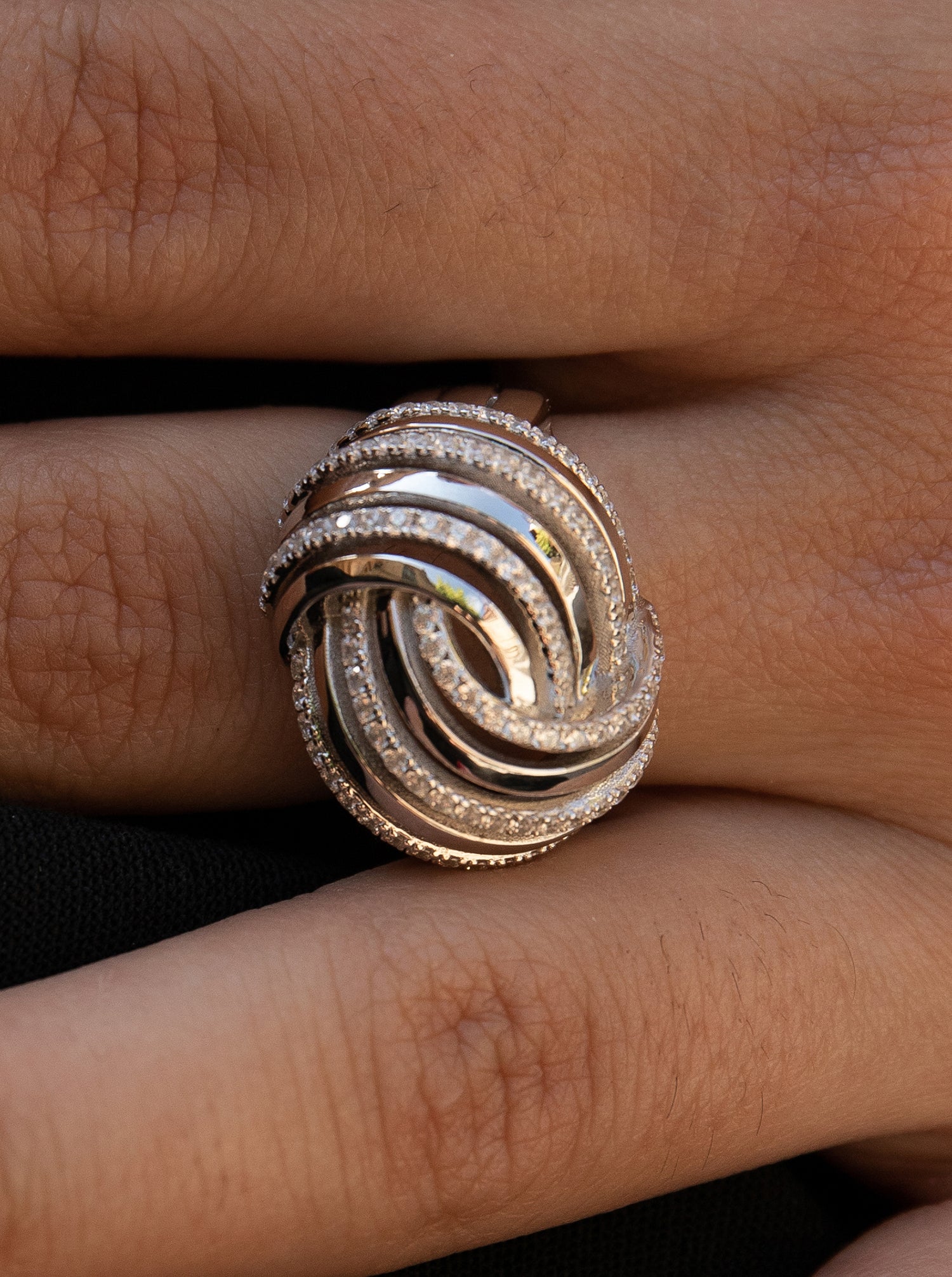 Anneaux larges design rails transversaux avec zircons