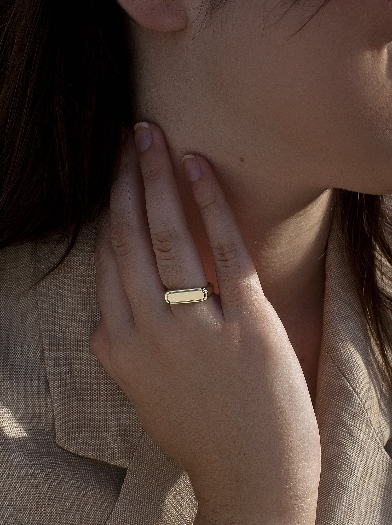 Anillo sello de plata bañada en oro diseño alargado