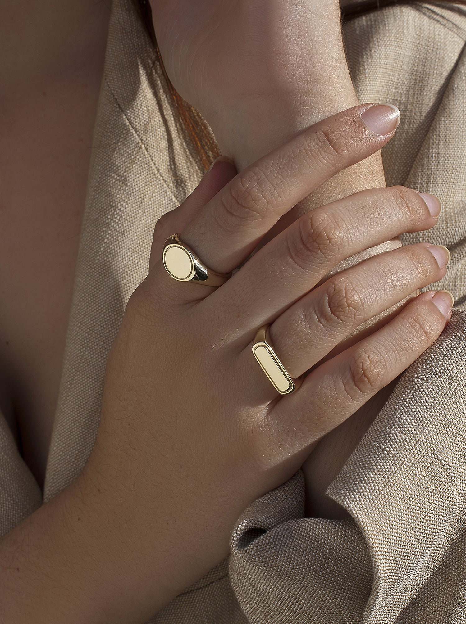 Anillo sello de plata bañada en oro diseño alargado