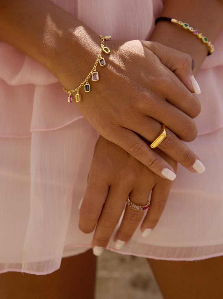Anillo sello de plata bañada en oro diseño alargado