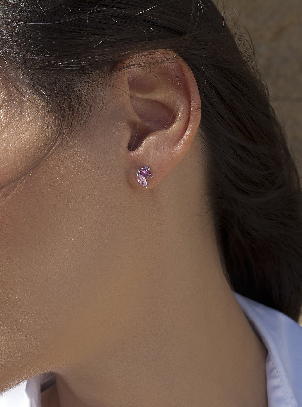 Petites boucles d'oreilles ornées de pierres précieuses aux tons roses