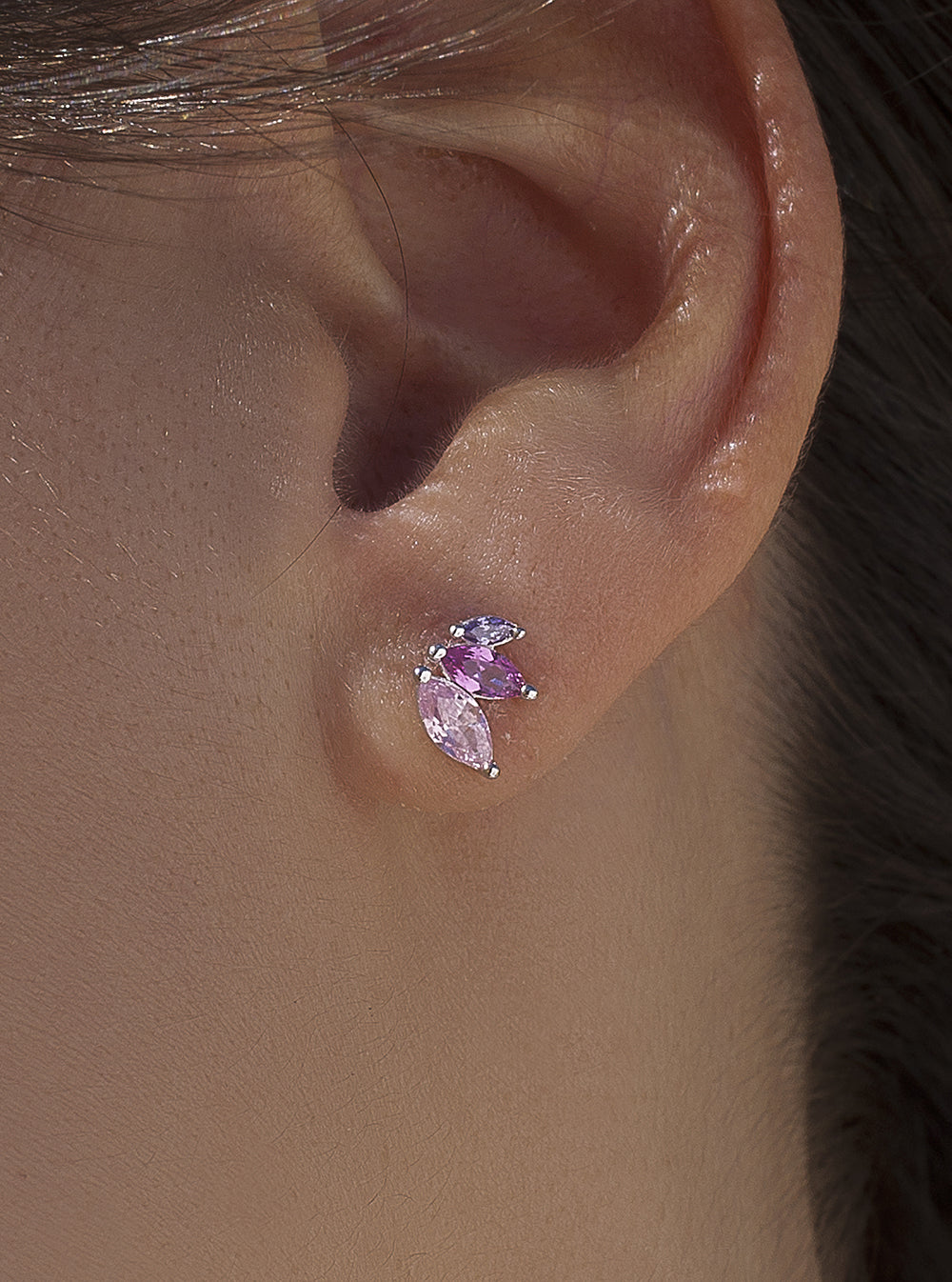 Pendientes pequeños con gemas en tonos rosados