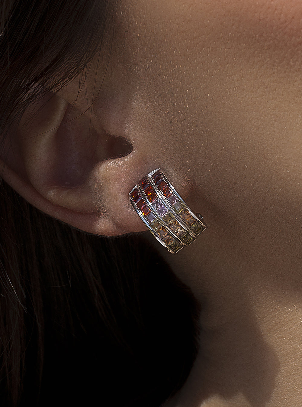 Pendientes cierre omega triple raíl tonos cálidos