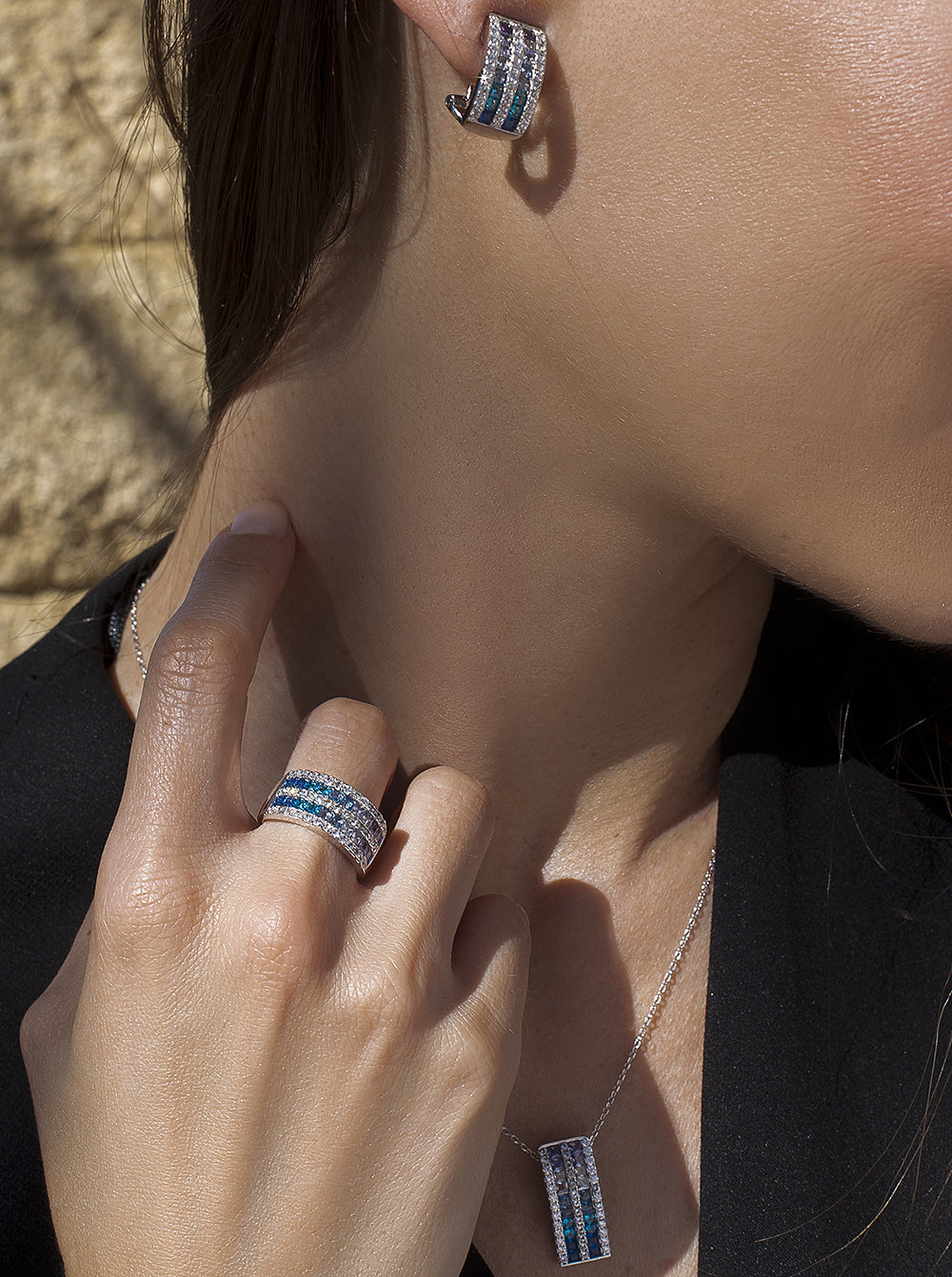 Colliers avec pierres bleues et zircons