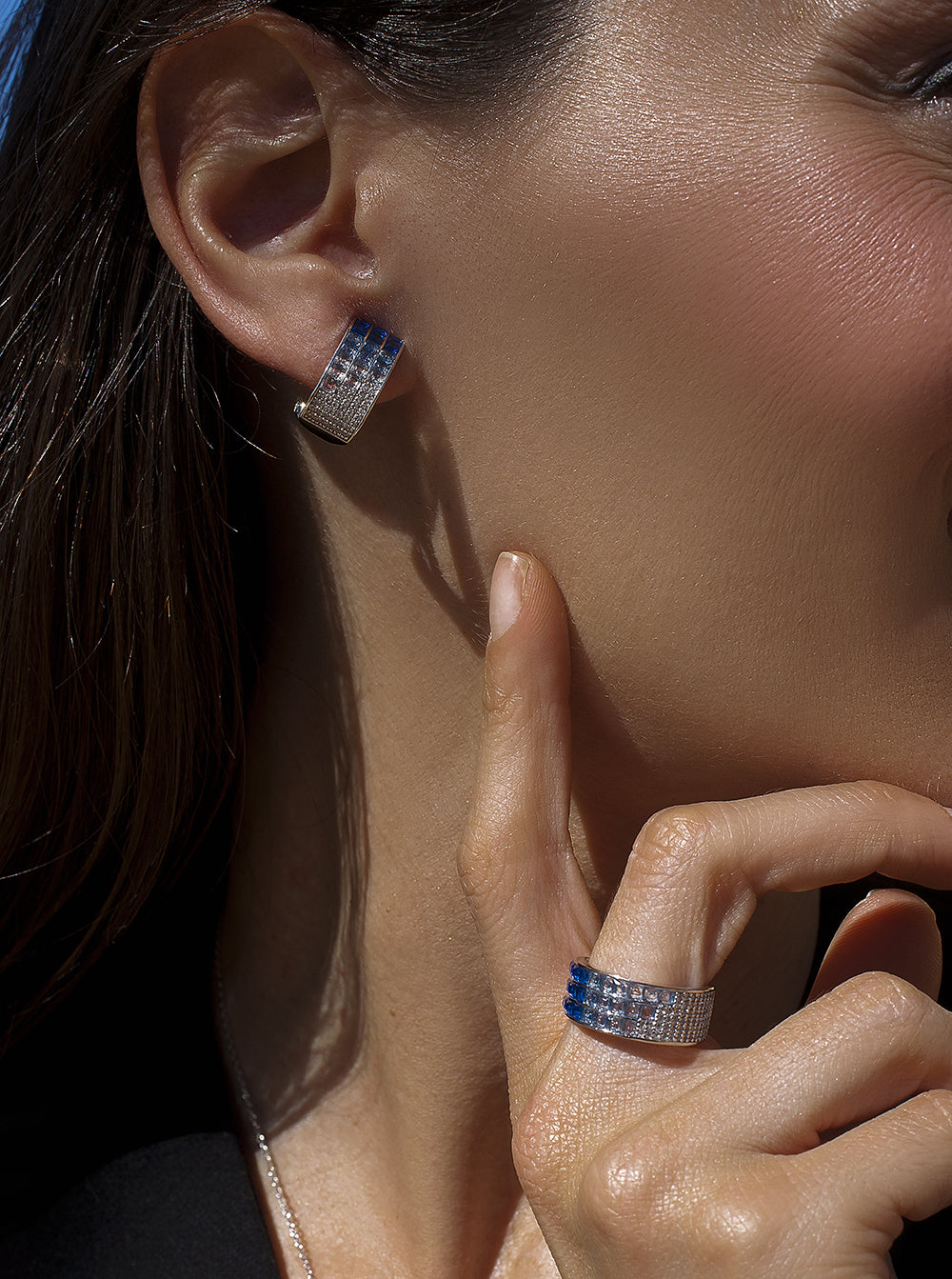 Pendientes cierre omega triple raíl tonos azules