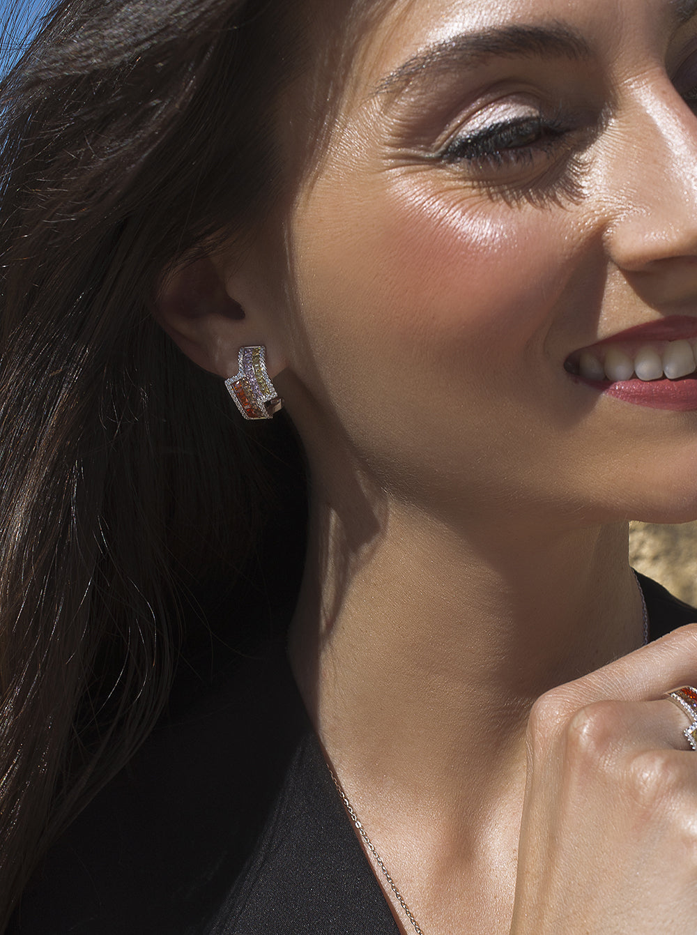 Pendientes cierre omega diseño desigual tonos cálidos