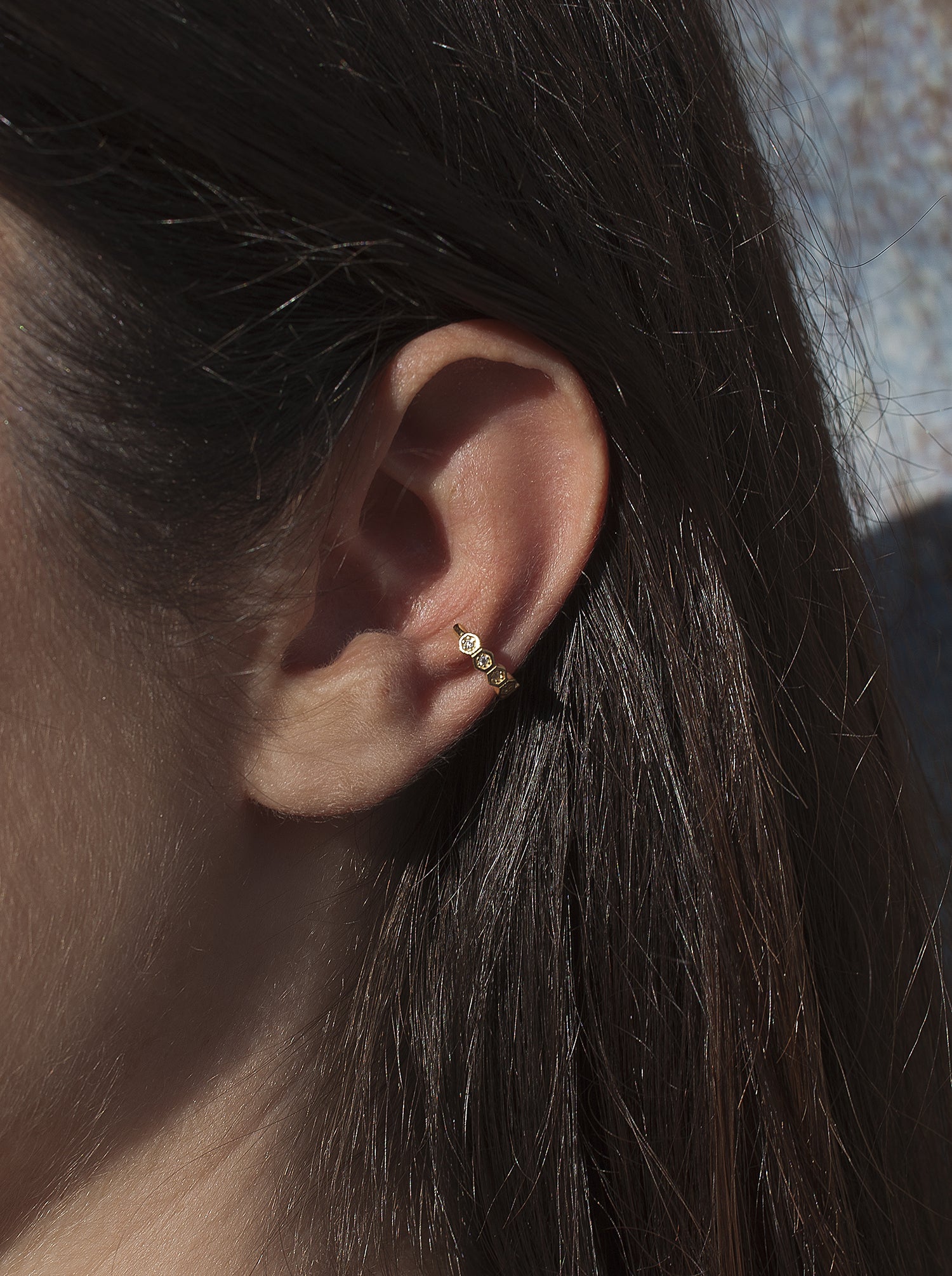 Ear cuff de plata bañada en oro diseño hexagonal