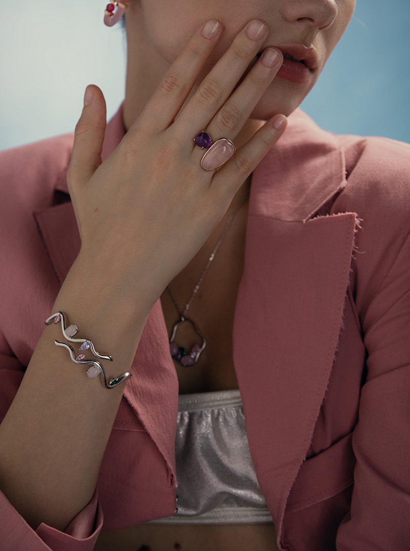 Bracelet d'esclave en argent au design irrégulier et orné de pierres précieuses