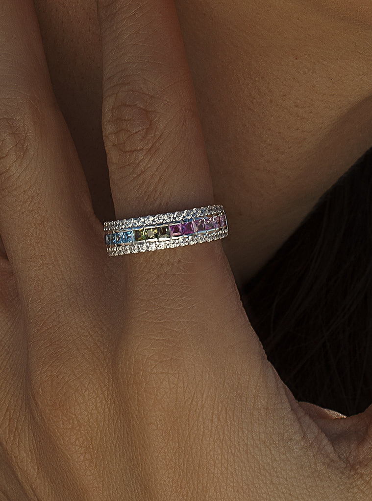 Anillos con piedras talla esmeralda de colores en tonos cálidos