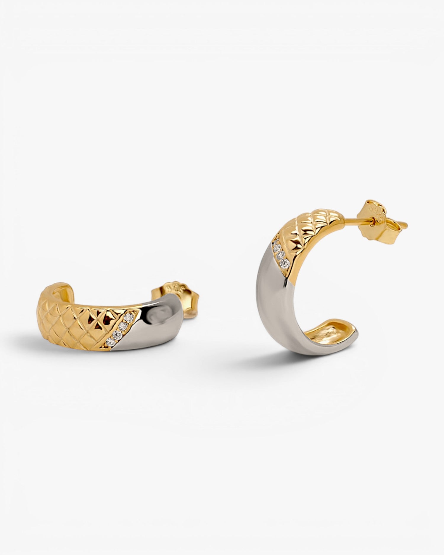 Pendientes bicolor de plata estilo aro con textura