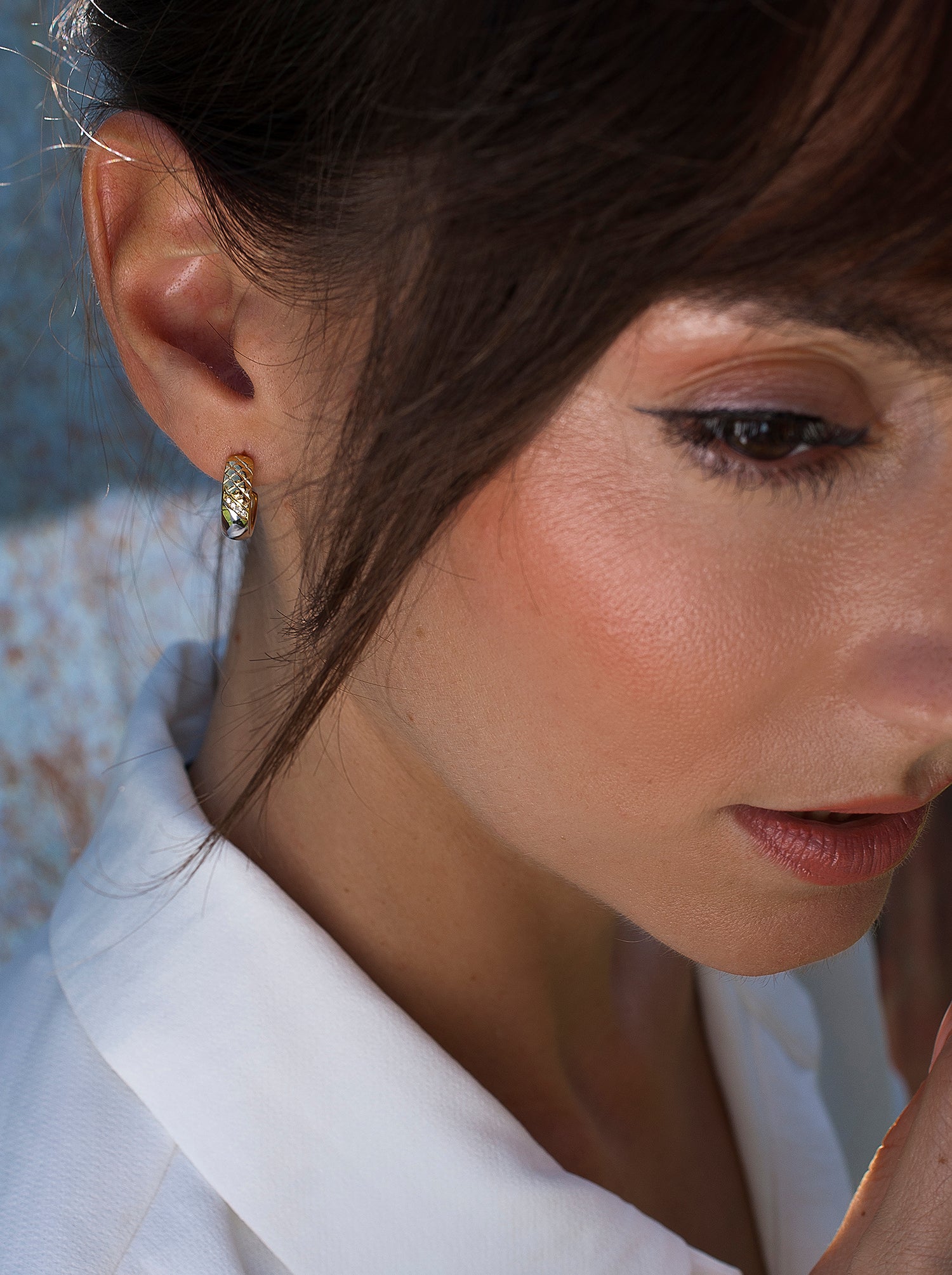 Pendientes bicolor de plata estilo aro con textura