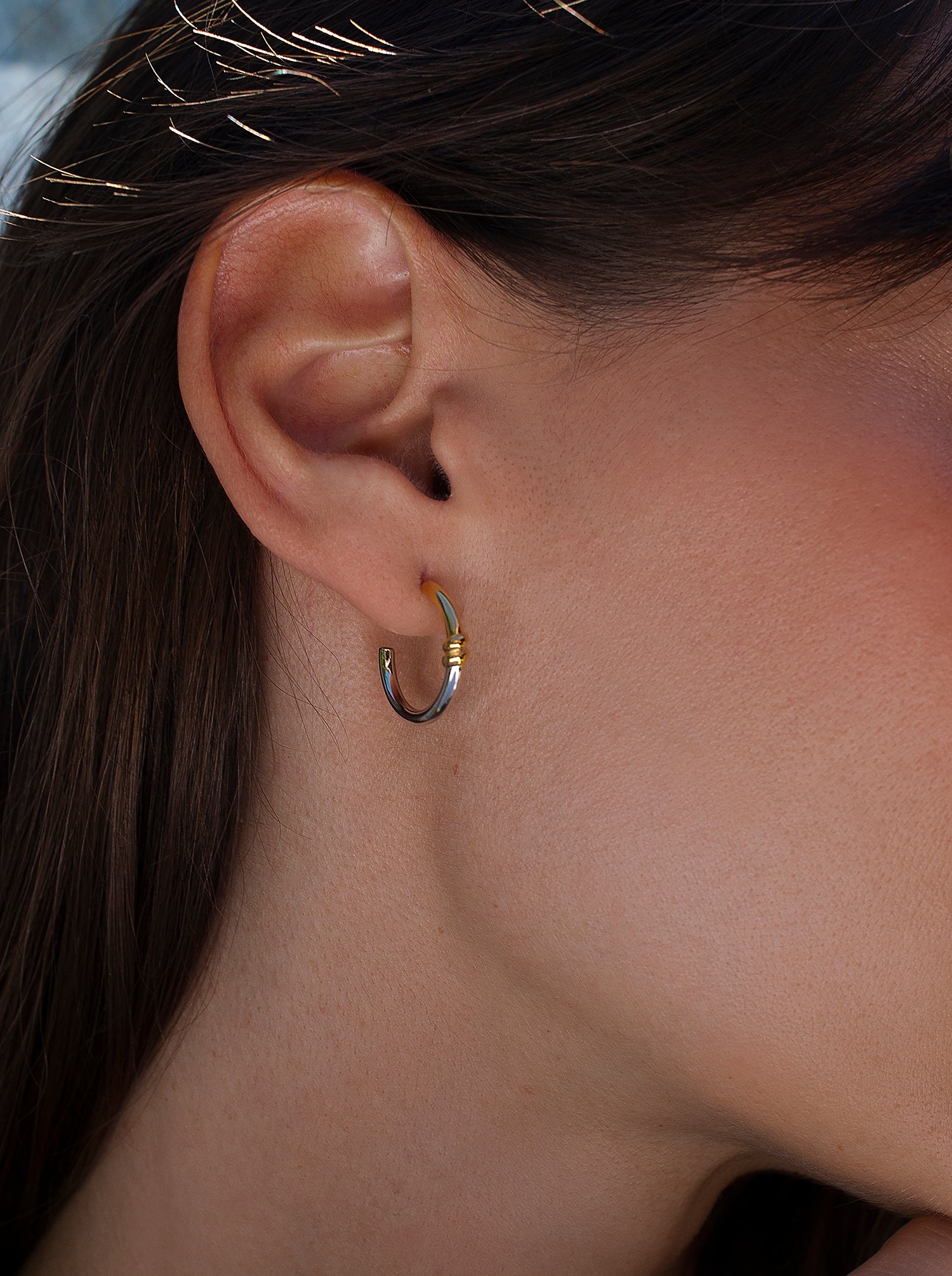 Pendientes bicolor de plata estilo aro con nudo central