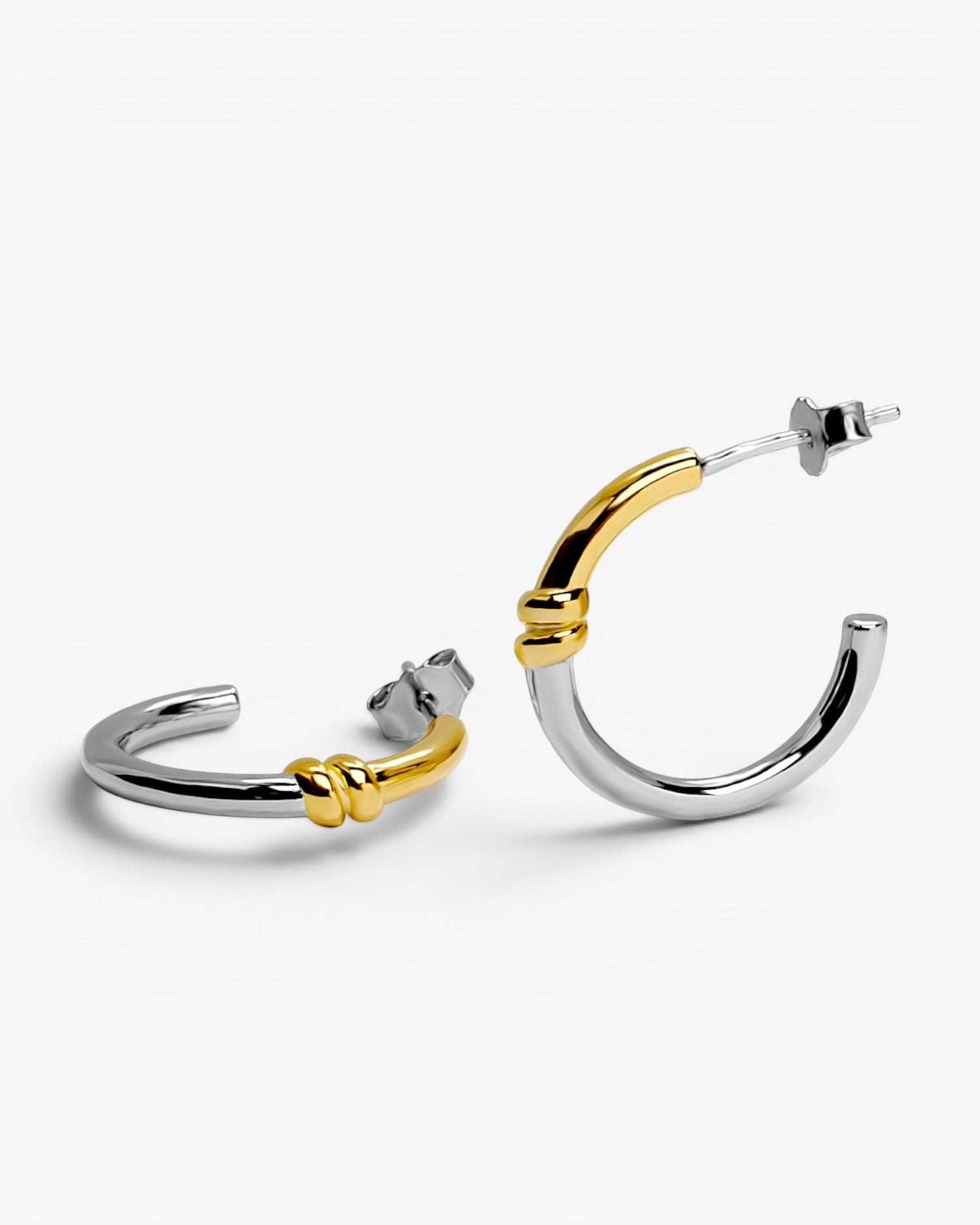 Pendientes bicolor de plata estilo aro con nudo central