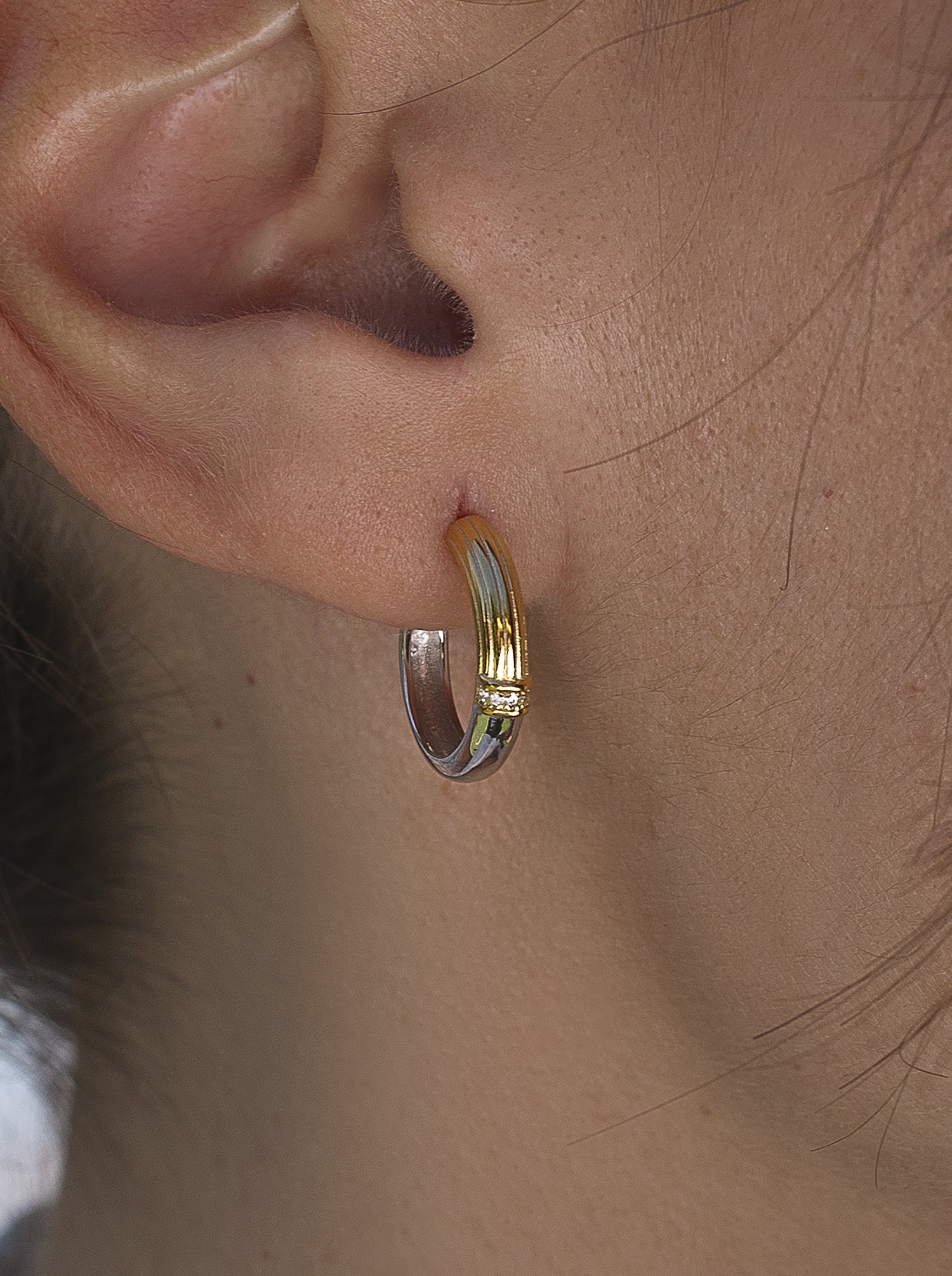 Pendientes bicolor de plata estilo aro con tira de circonitas