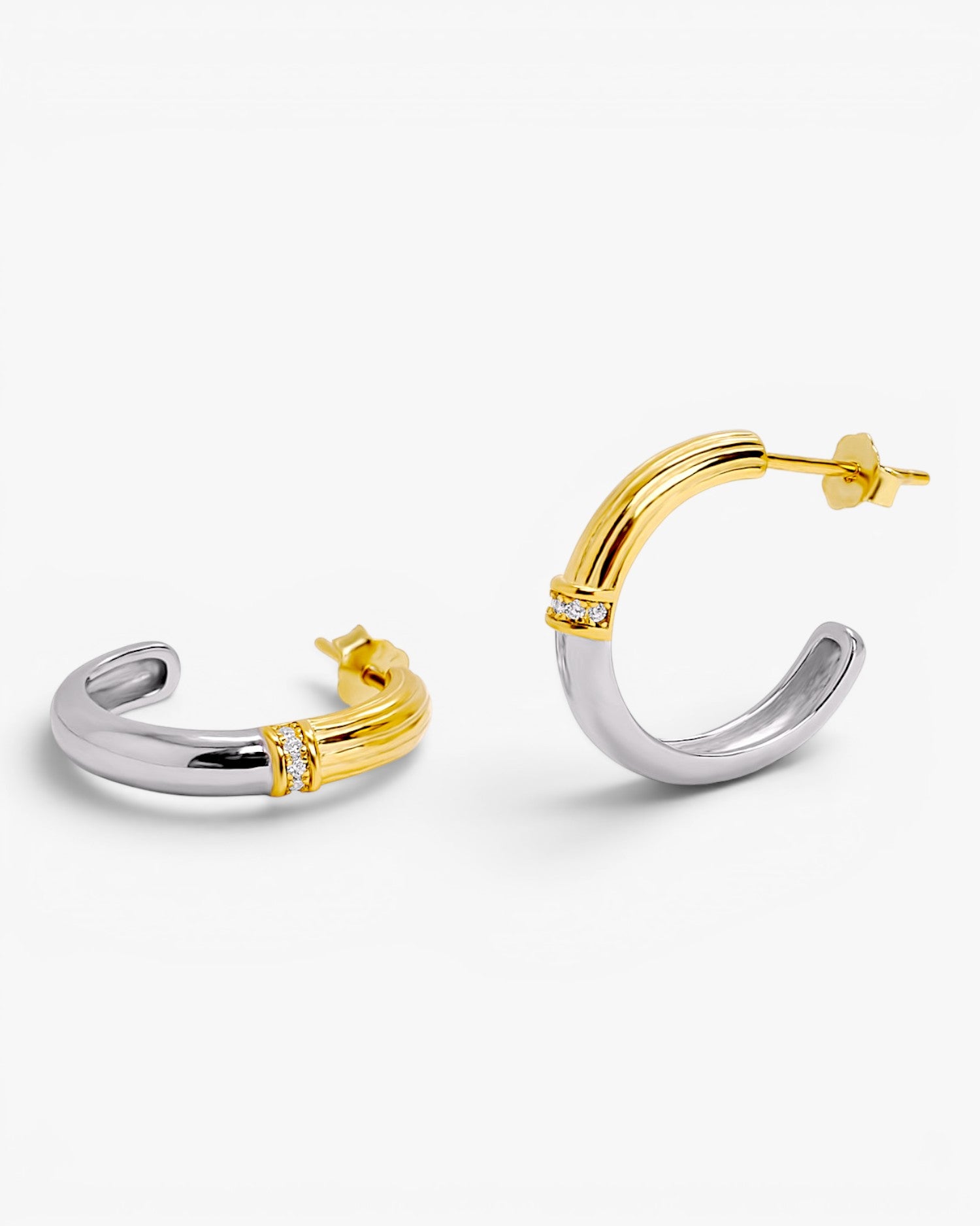 Pendientes bicolor de plata estilo aro con tira de circonitas