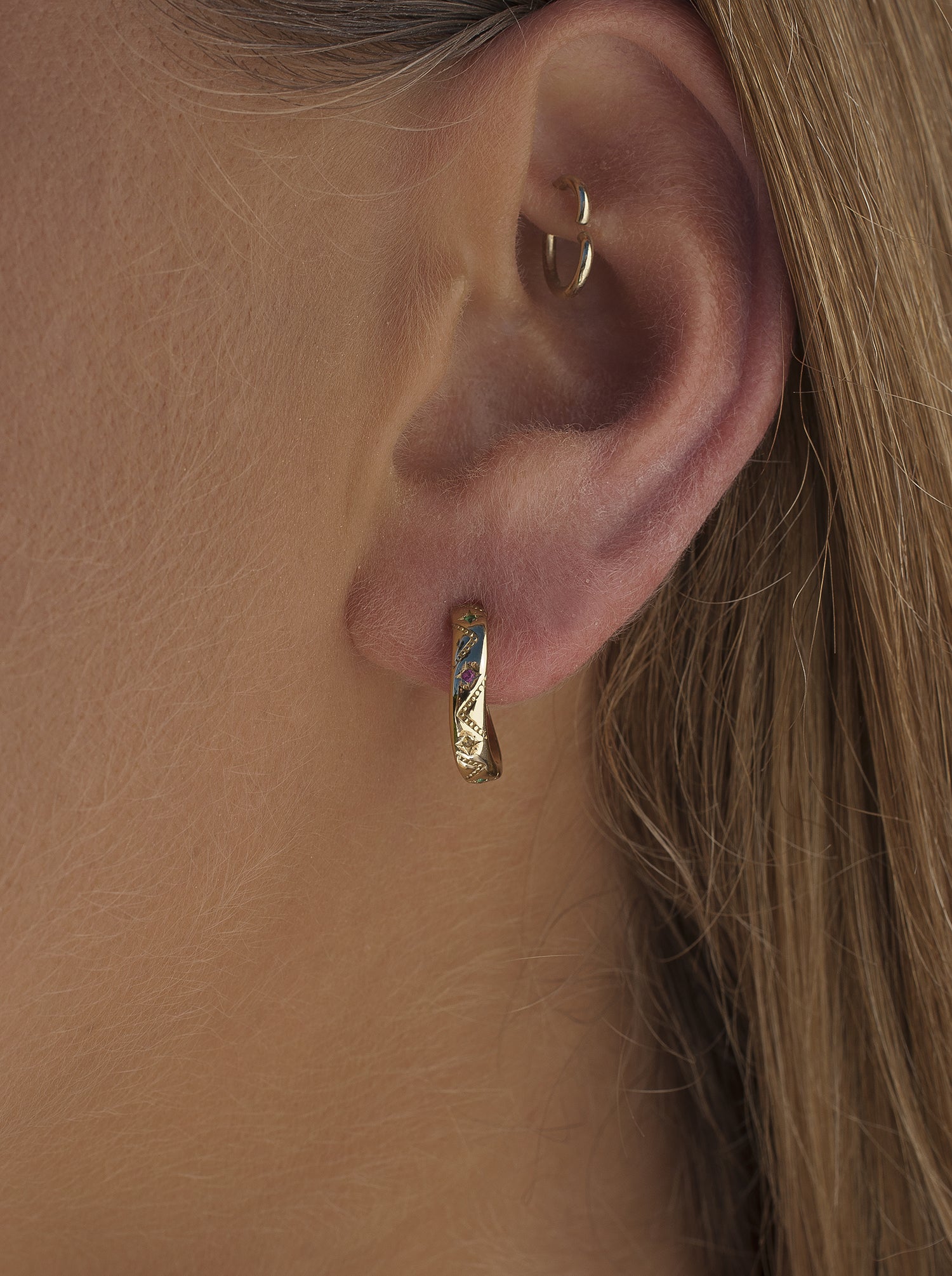 Pendientes aro dorados diseño de estrellas multicolores