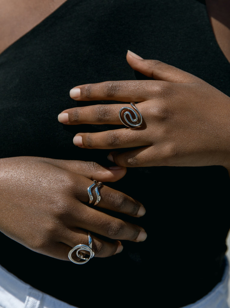 Anillos de diseño de plata con dos raíles irregulares