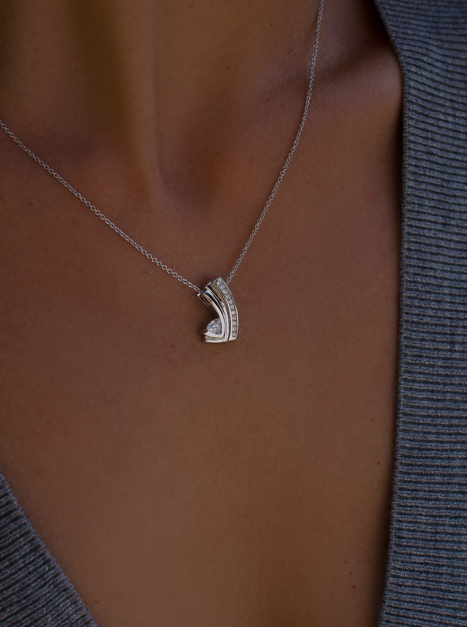 Shiny silver pendant with zirconia details