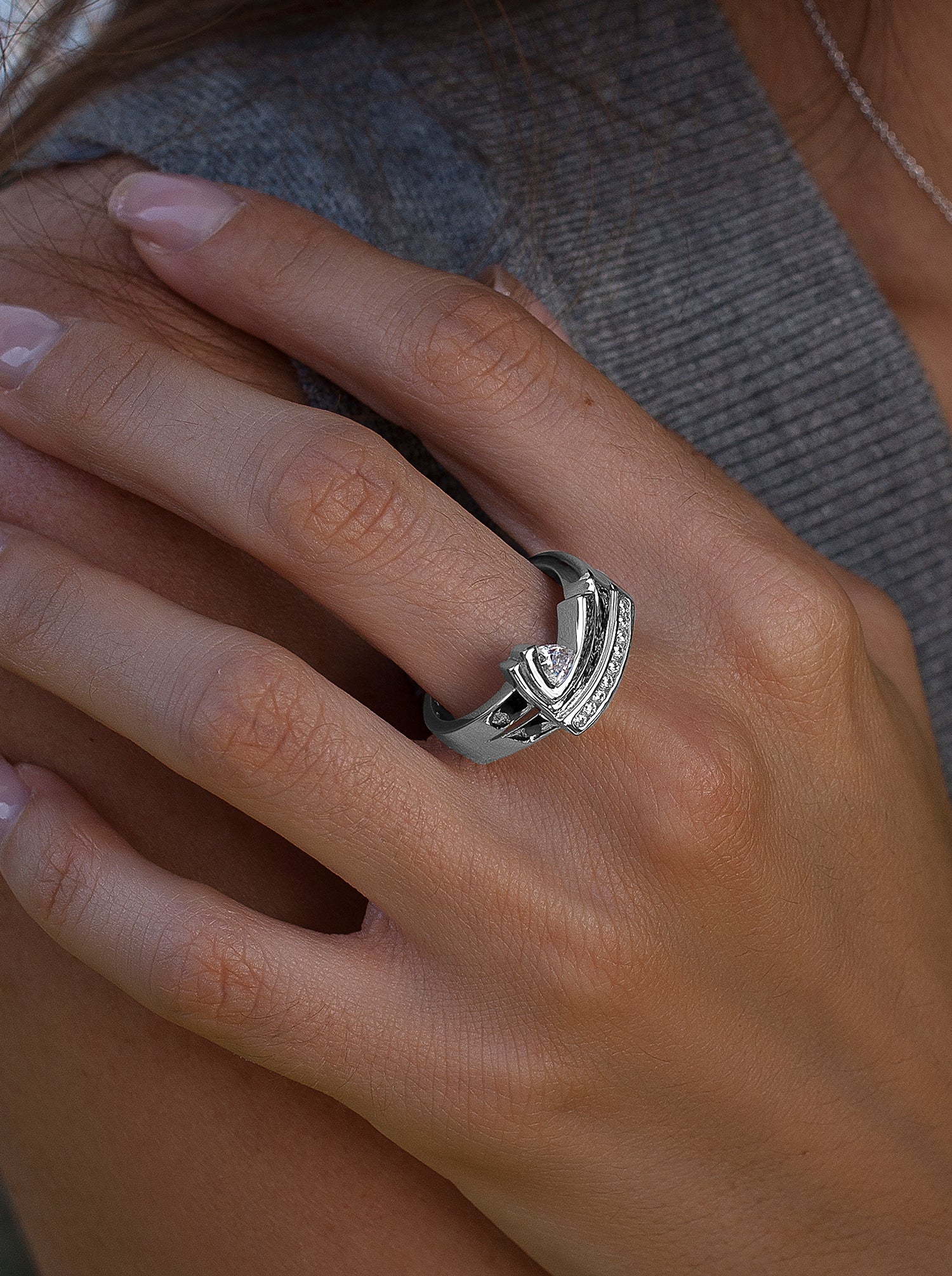 Anillos circonitas de plata con raíl de nueve circonitas