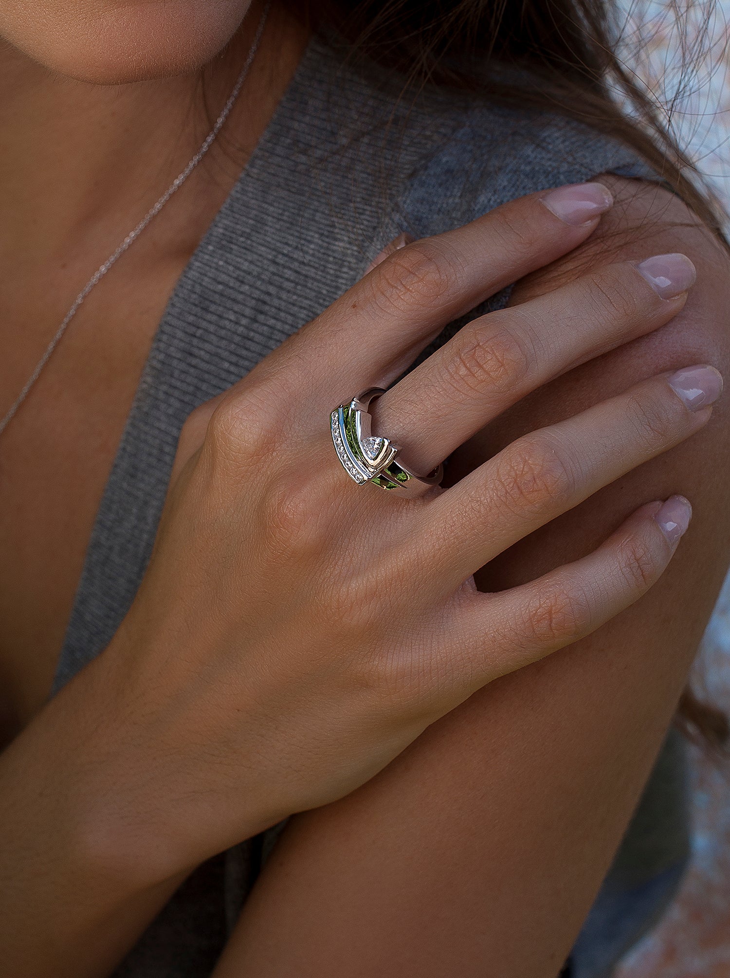 Anneaux zircons de argent avec raíl de nine zircons