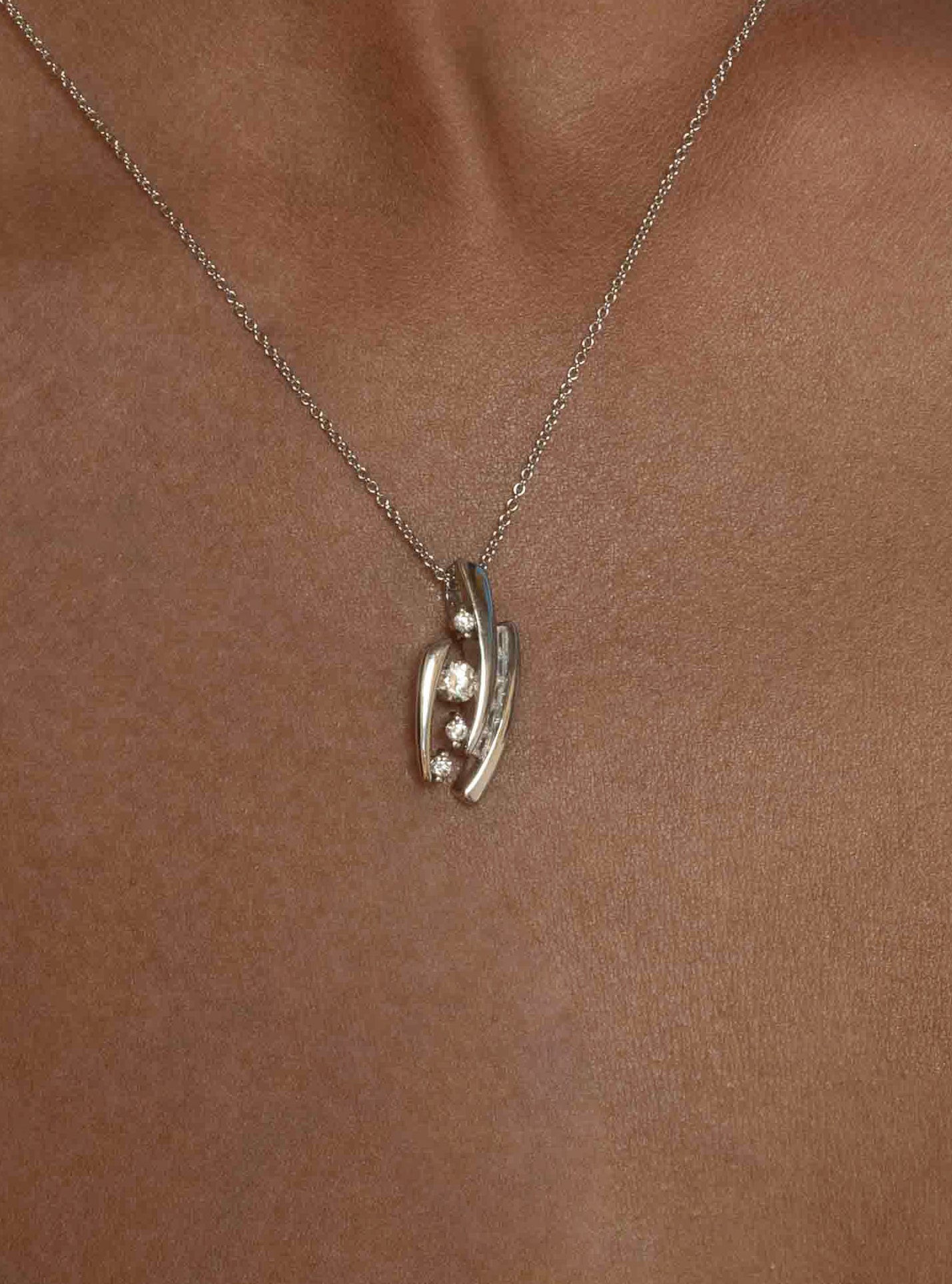 Pendentif en argent étincelant orné de quatre pierres en oxyde de zirconium