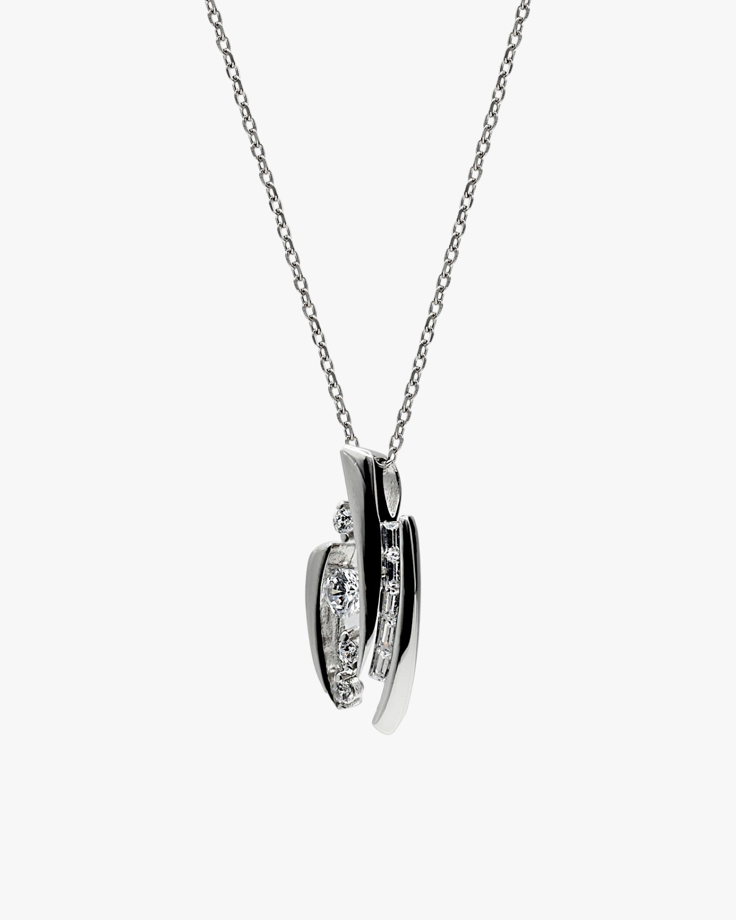 Pendentif en argent étincelant orné de quatre pierres en oxyde de zirconium