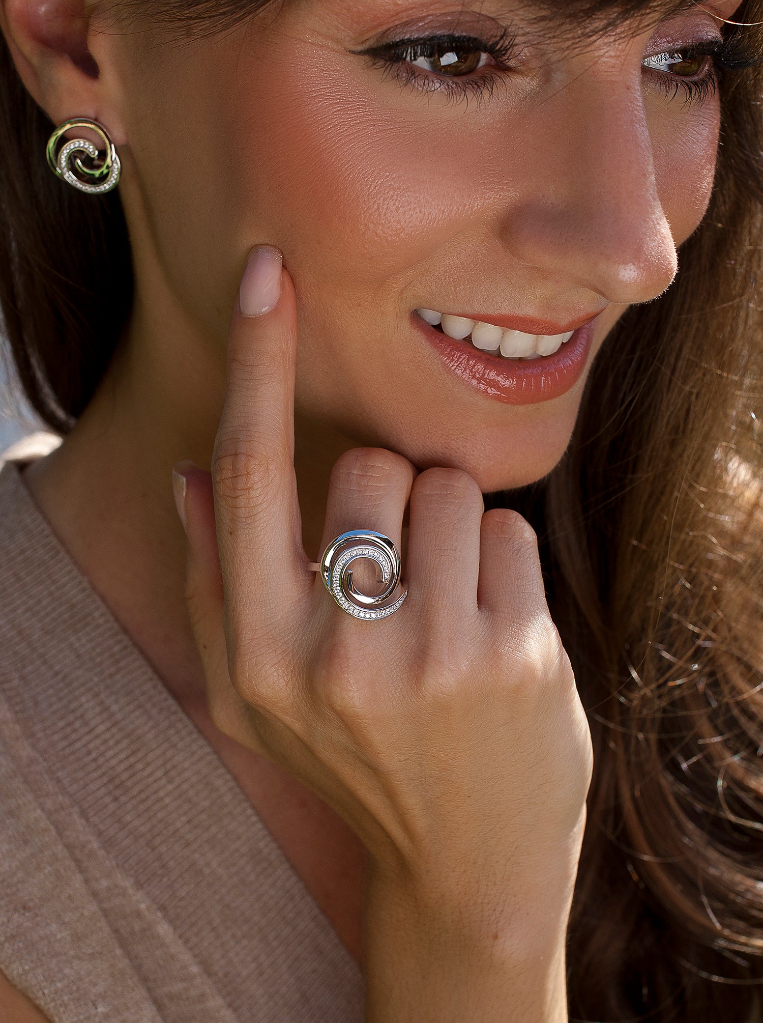 Anillos con circonitas de plata con diseño estilo caracol