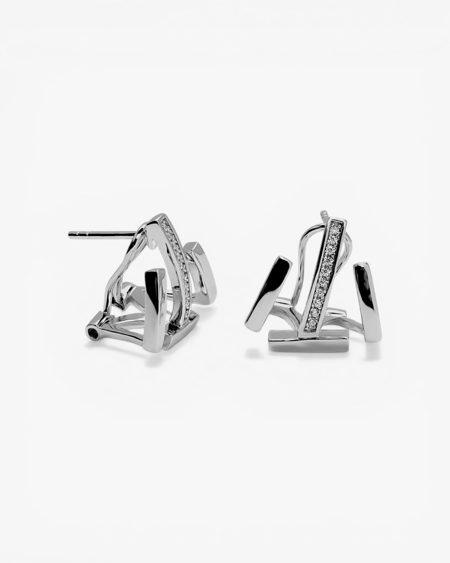 Pendientes cierre omega diseño minimalista con circonitas