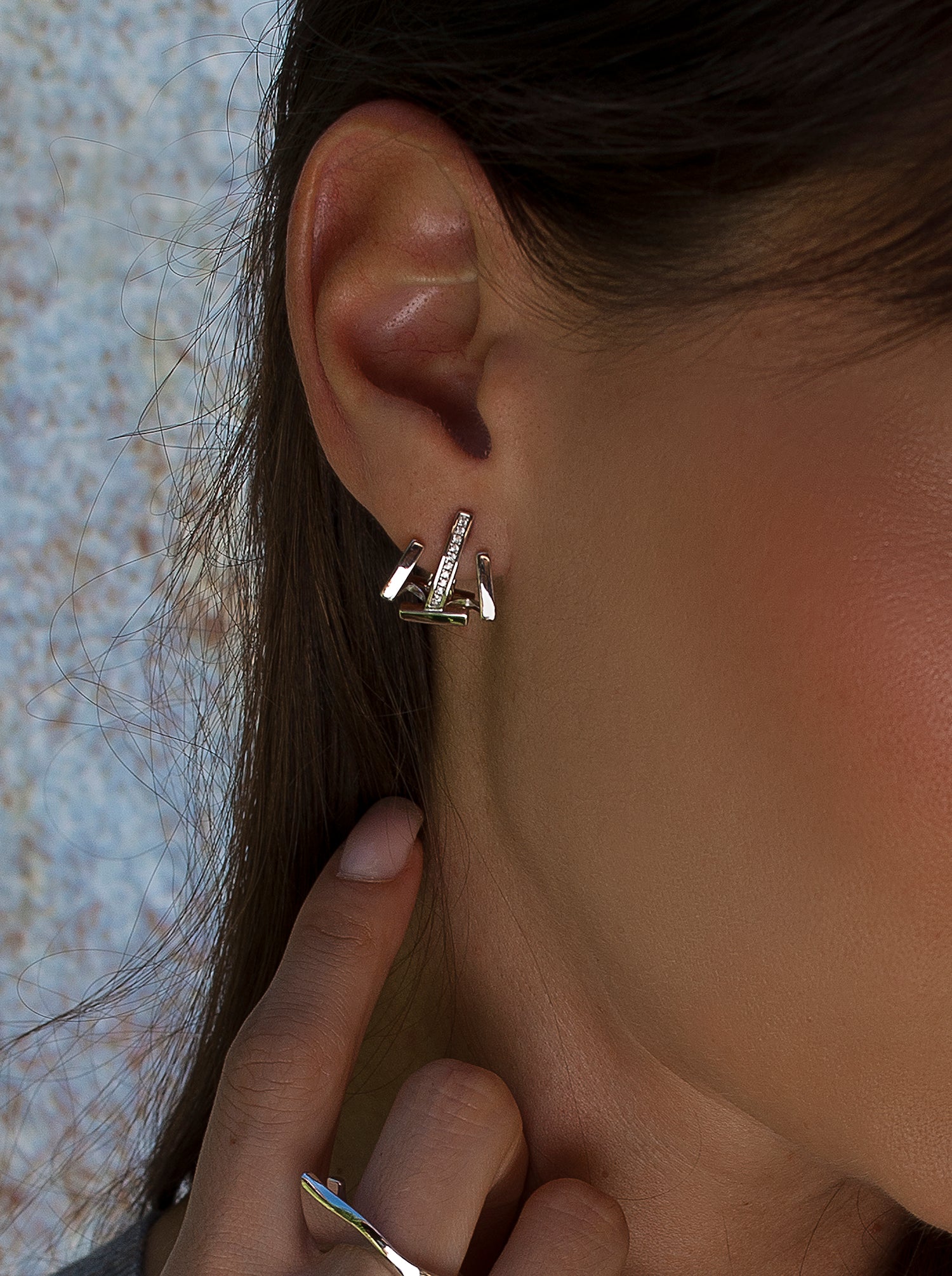 Pendientes cierre omega diseño minimalista con circonitas