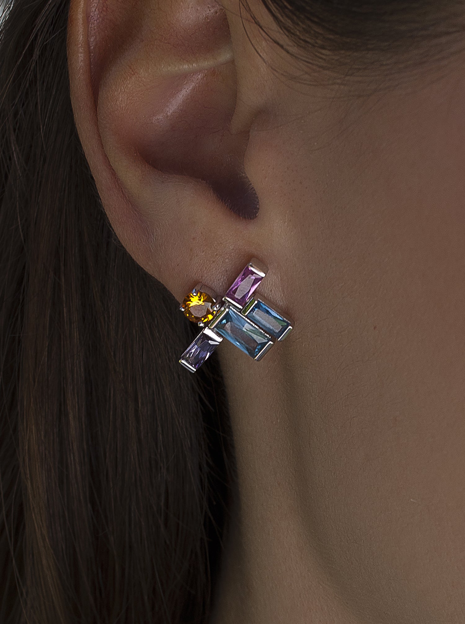 Pendientes de piedras de colores estilo geométrico