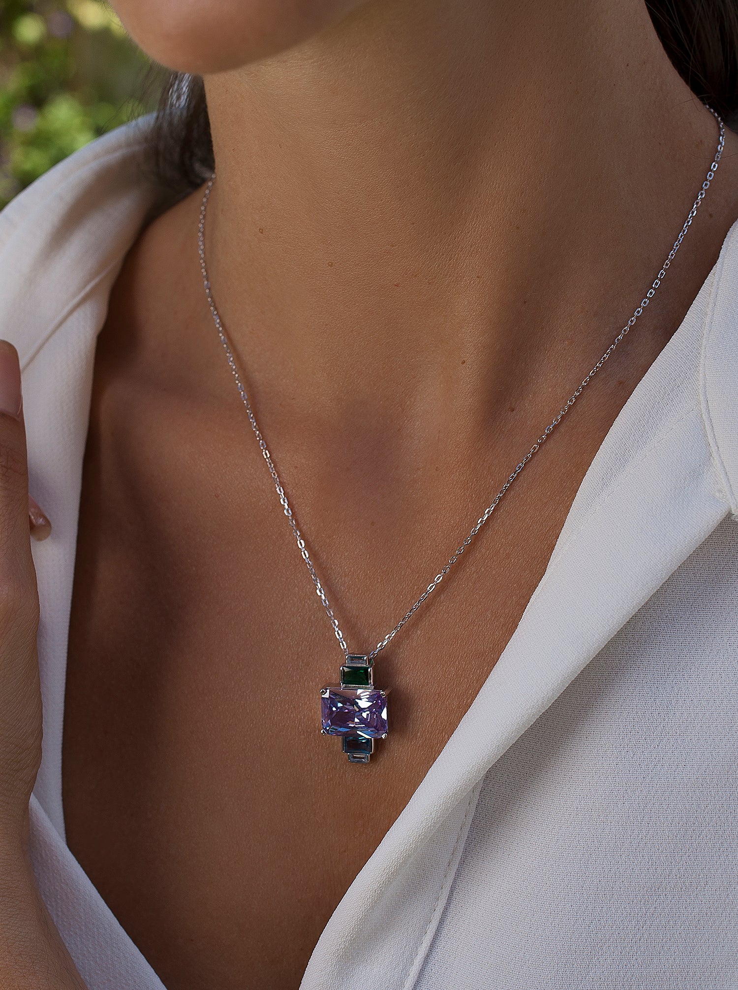 Colliers ornés de pierres aux tons lavande