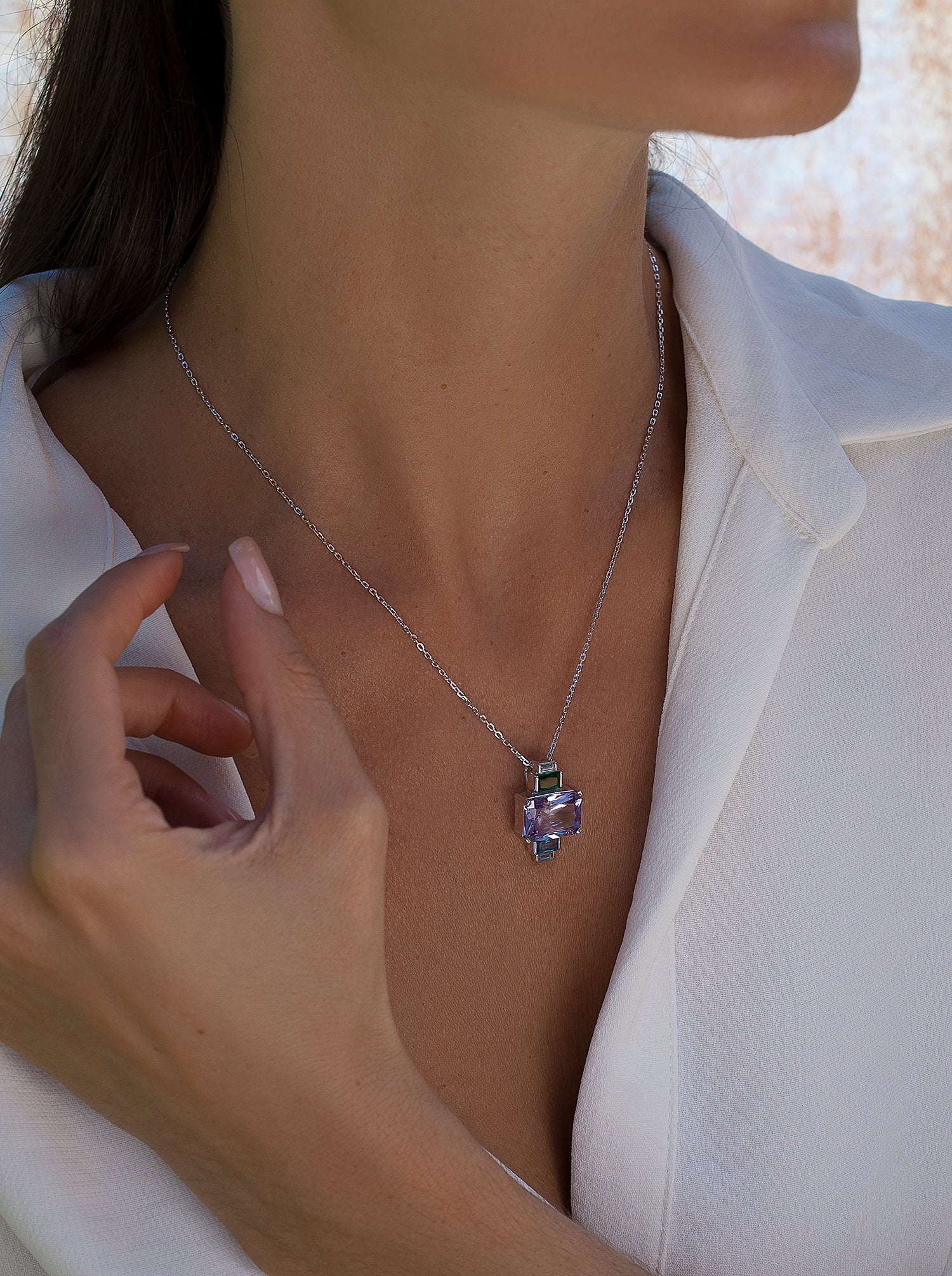 Colliers ornés de pierres aux tons lavande