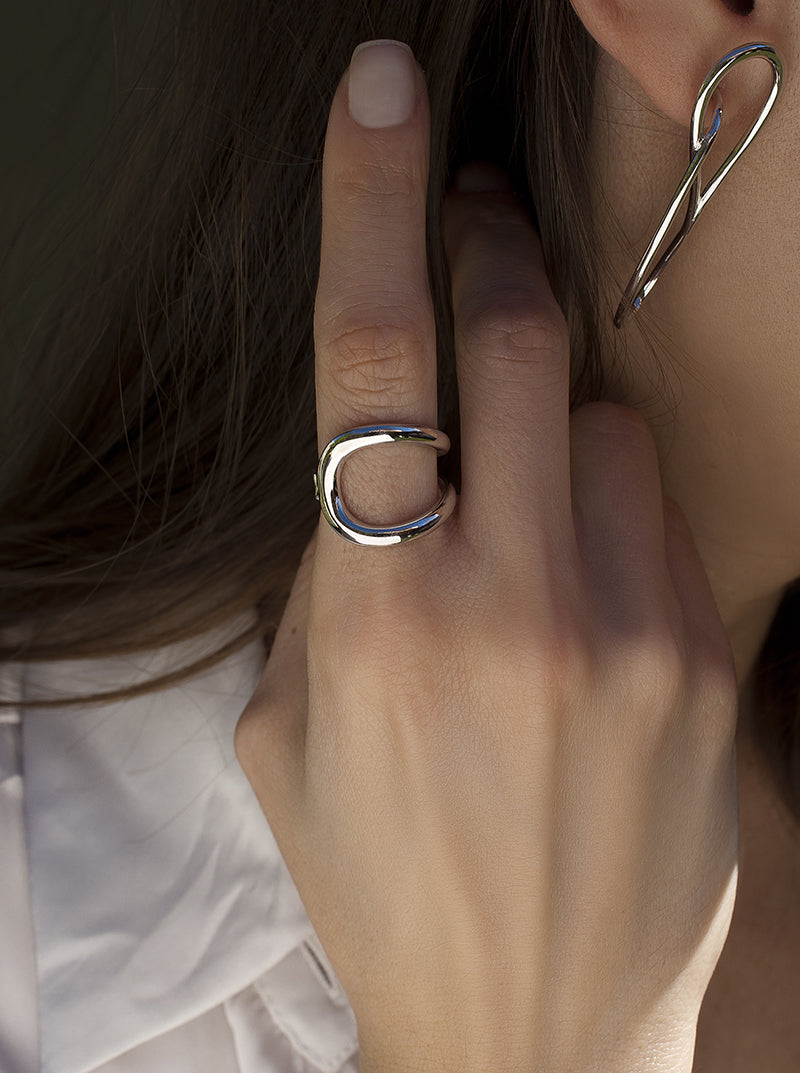 Anillos grandes de plata lisa diseño curvilíneo