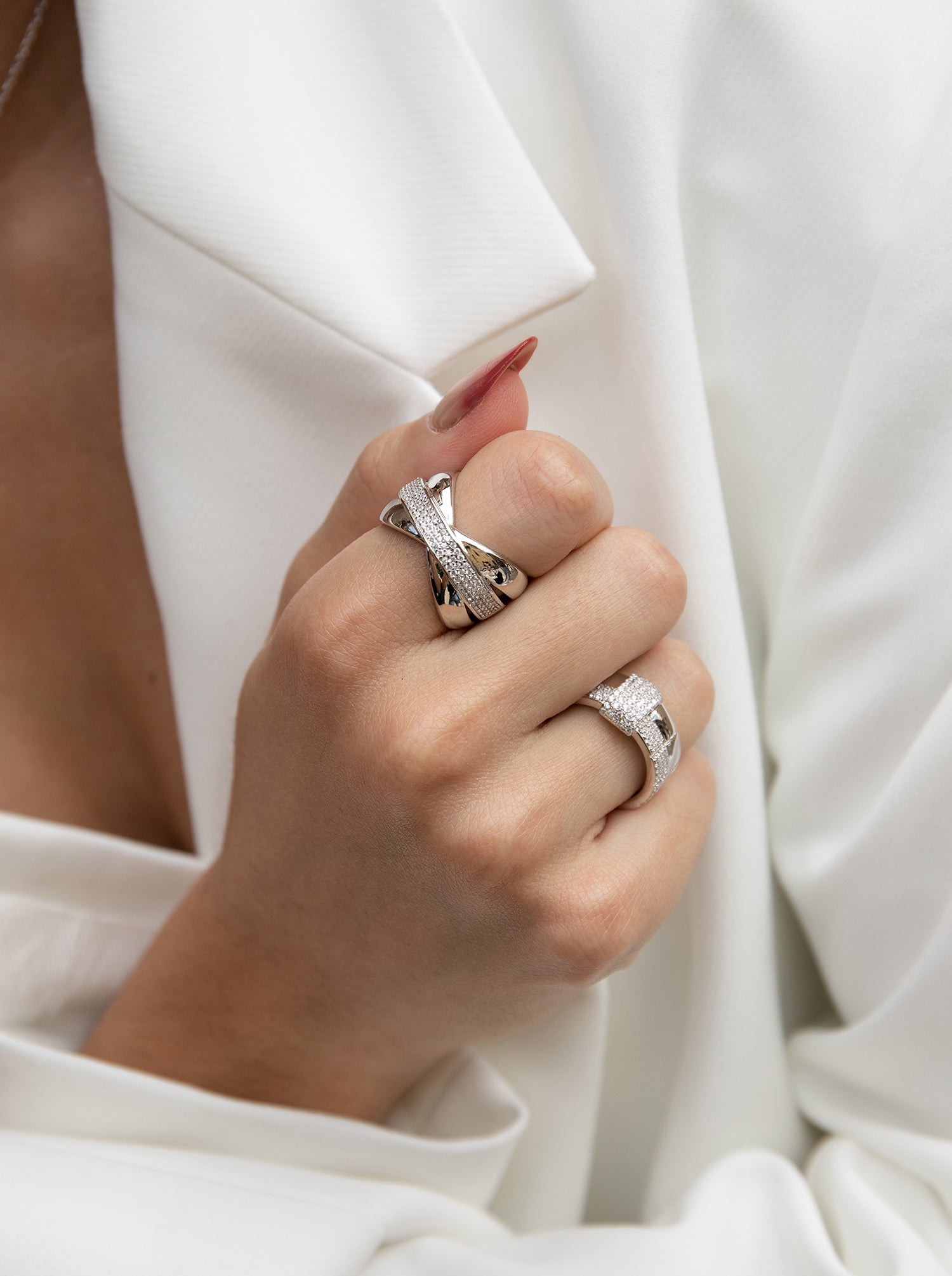 Anillos circonitas de plata con banda cruzada en el centro