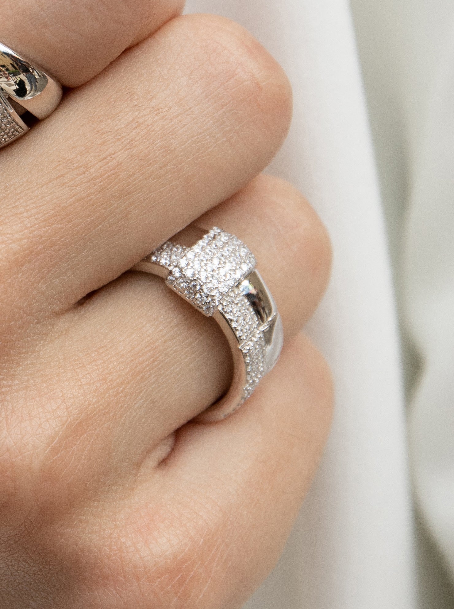 Anillos circonitas de plata con banda cruzada en el centro