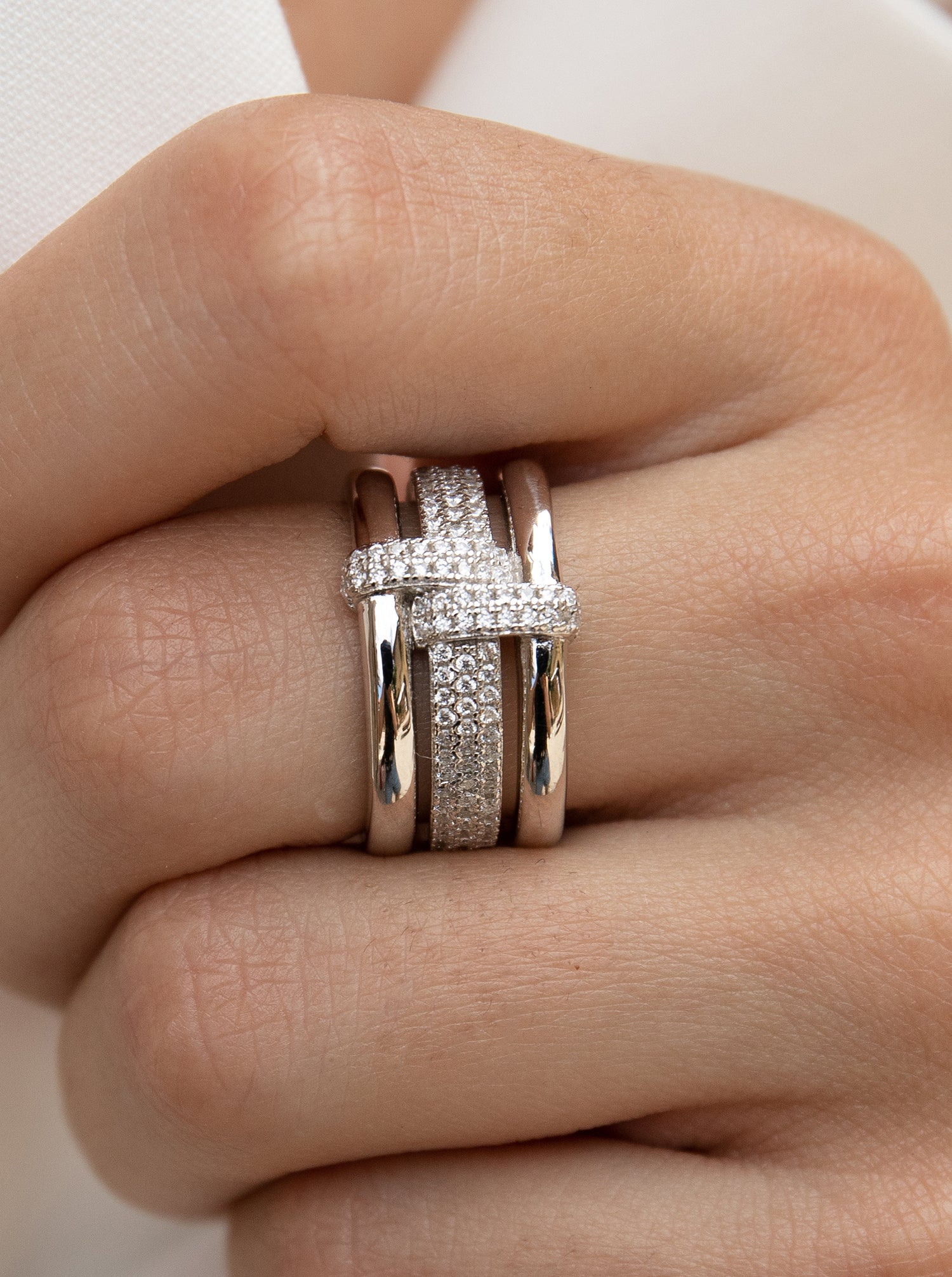 Anillos circonitas de plata con diseño de hebilla